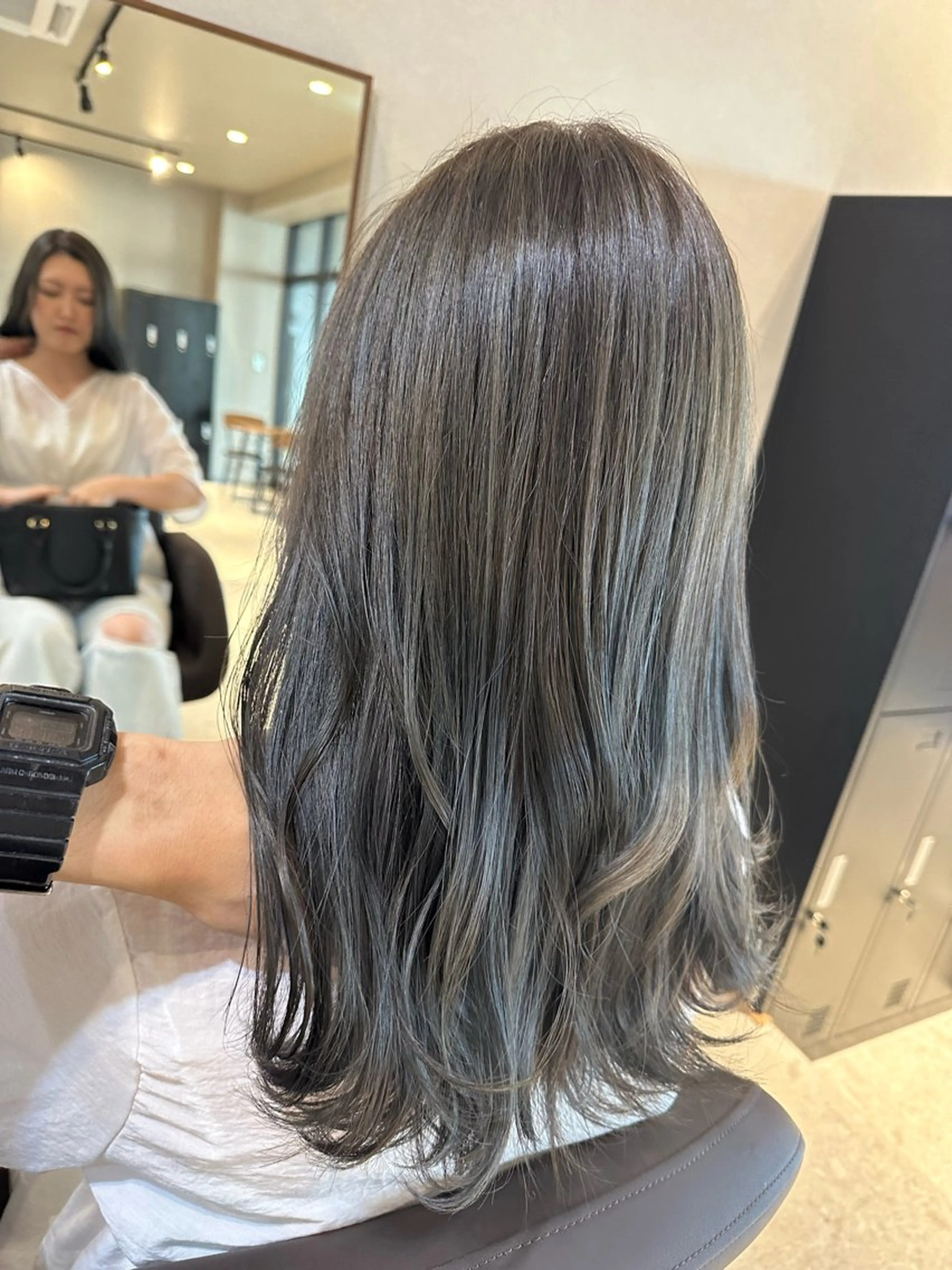 ロング カラー ブルーカラー ブルーグレー ブルーグレージュ グレージュ ハイライトカラー ヘアカラー トリートメント Forest. -髪質改善-のヘアスタイル