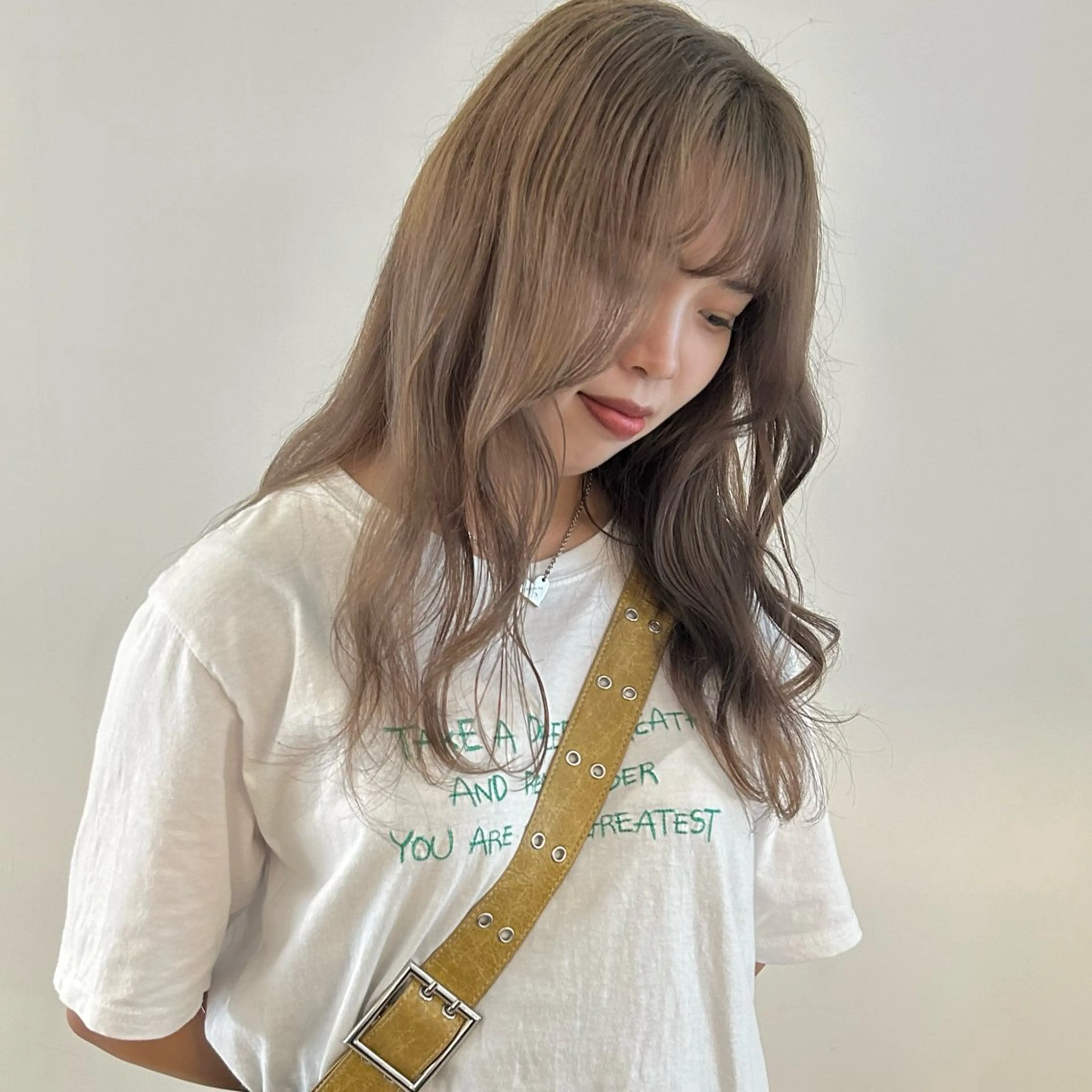 ロング カラー ブリーチ ケアブリーチ 透明感カラー ハイトーンカラー 顔まわりレイヤー nonoka オリーブ/グレージュのヘアスタイル