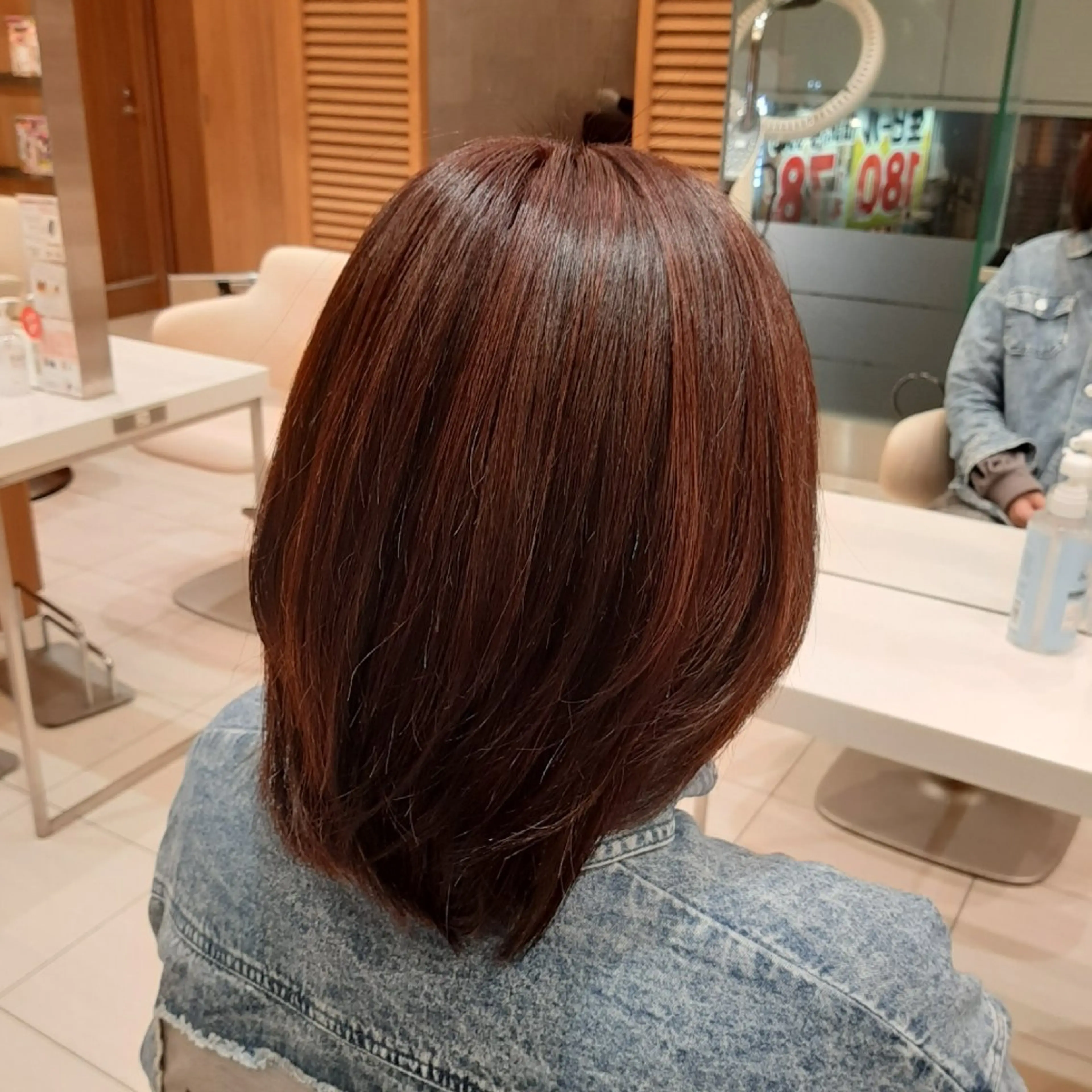 デザインカラー(ハイライトorローライト)追加料金でトリートメント追加可能の写真