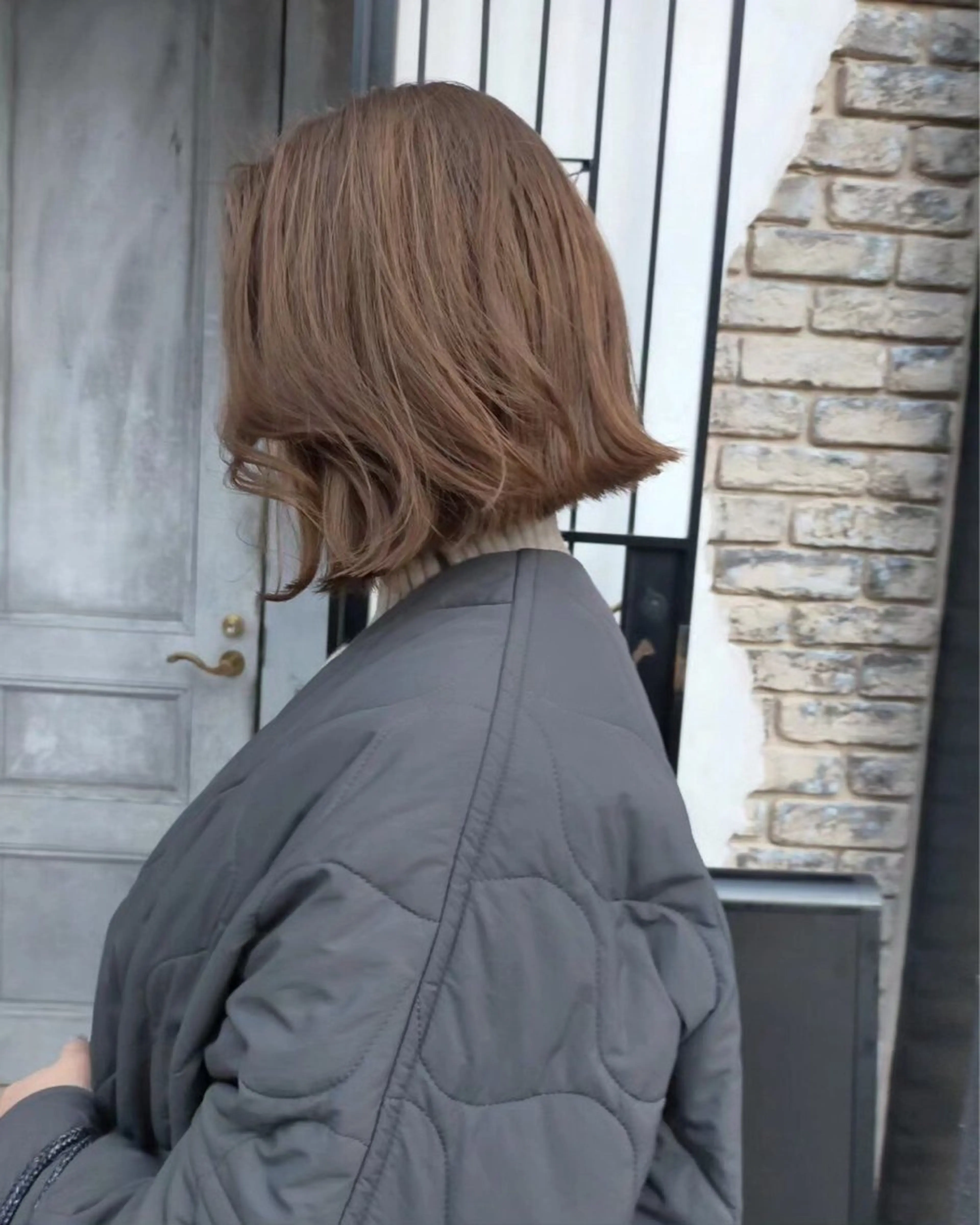 ミディアム カラー アッシュ ベージュカラー ハイトーンカラー ボブ 外ハネヘア カット ヘアカラー トリートメント 秋田 弥生のヘアスタイル