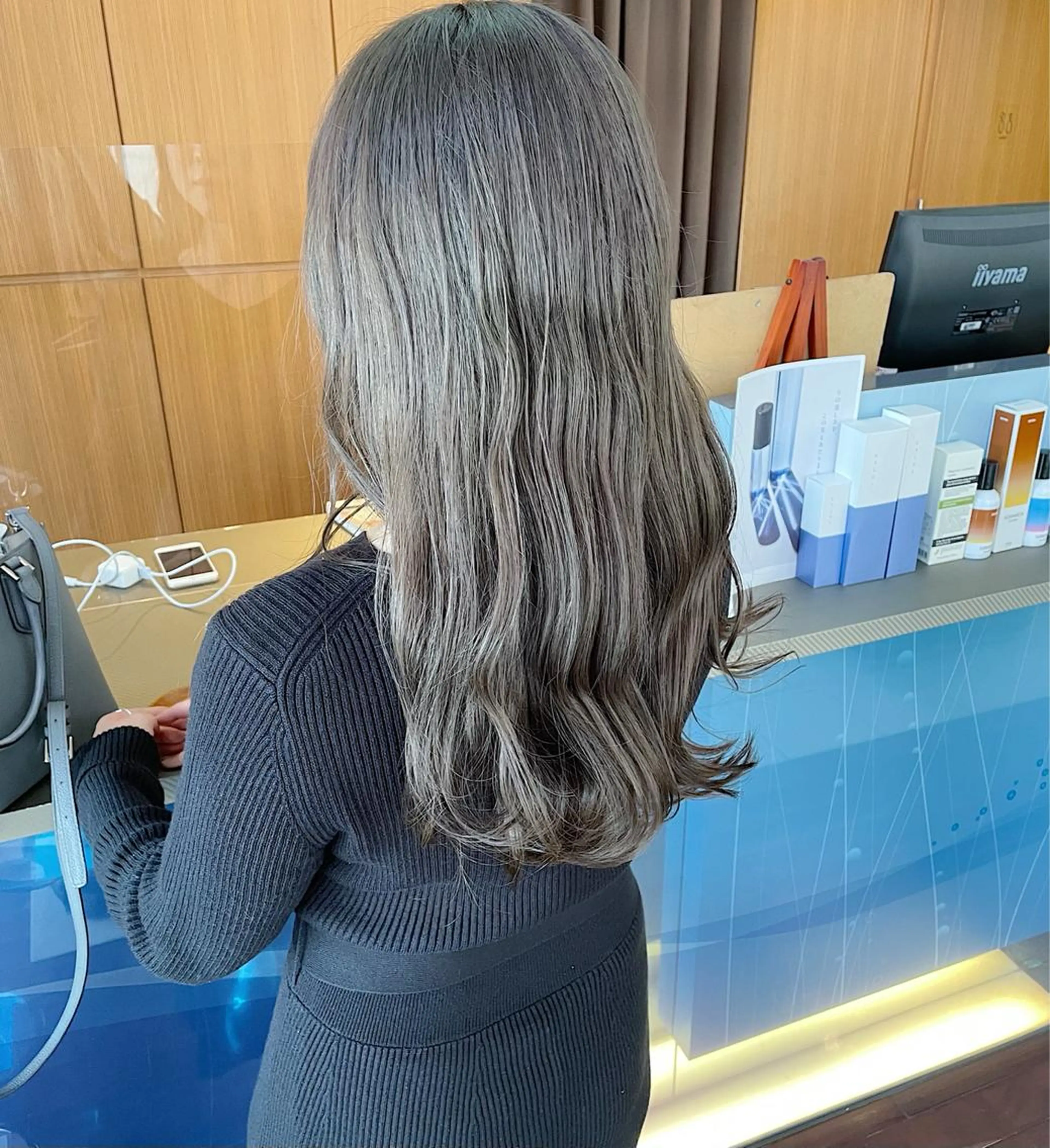 ロング カラー アッシュ アッシュグレー ブリーチ Kouta/似合わせ /パーマ/カラーのヘアスタイル