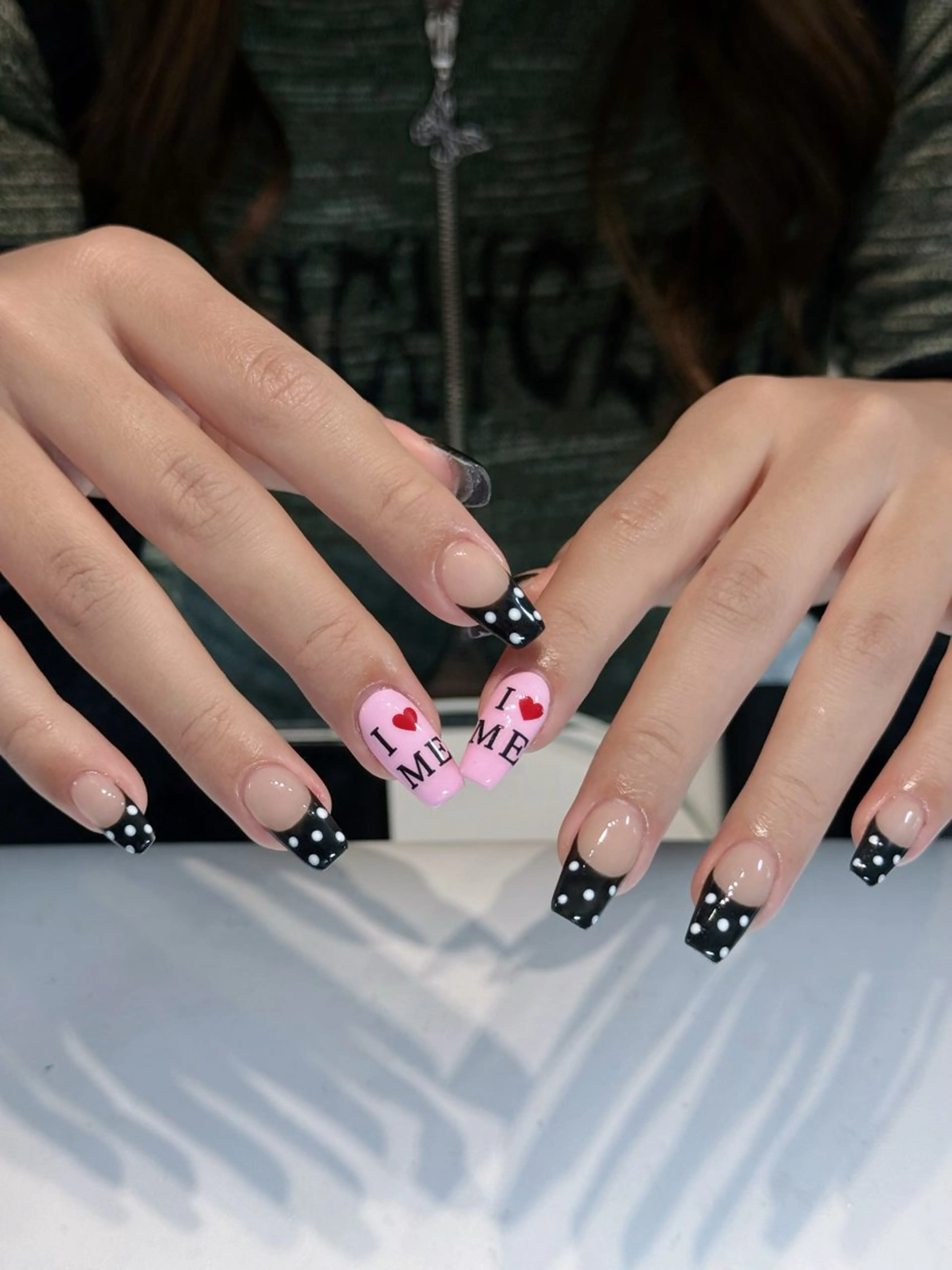 ネイル ボルドー ブラウン チークネイル ドット フットネイル Julli NailStudioのネイルデザイン