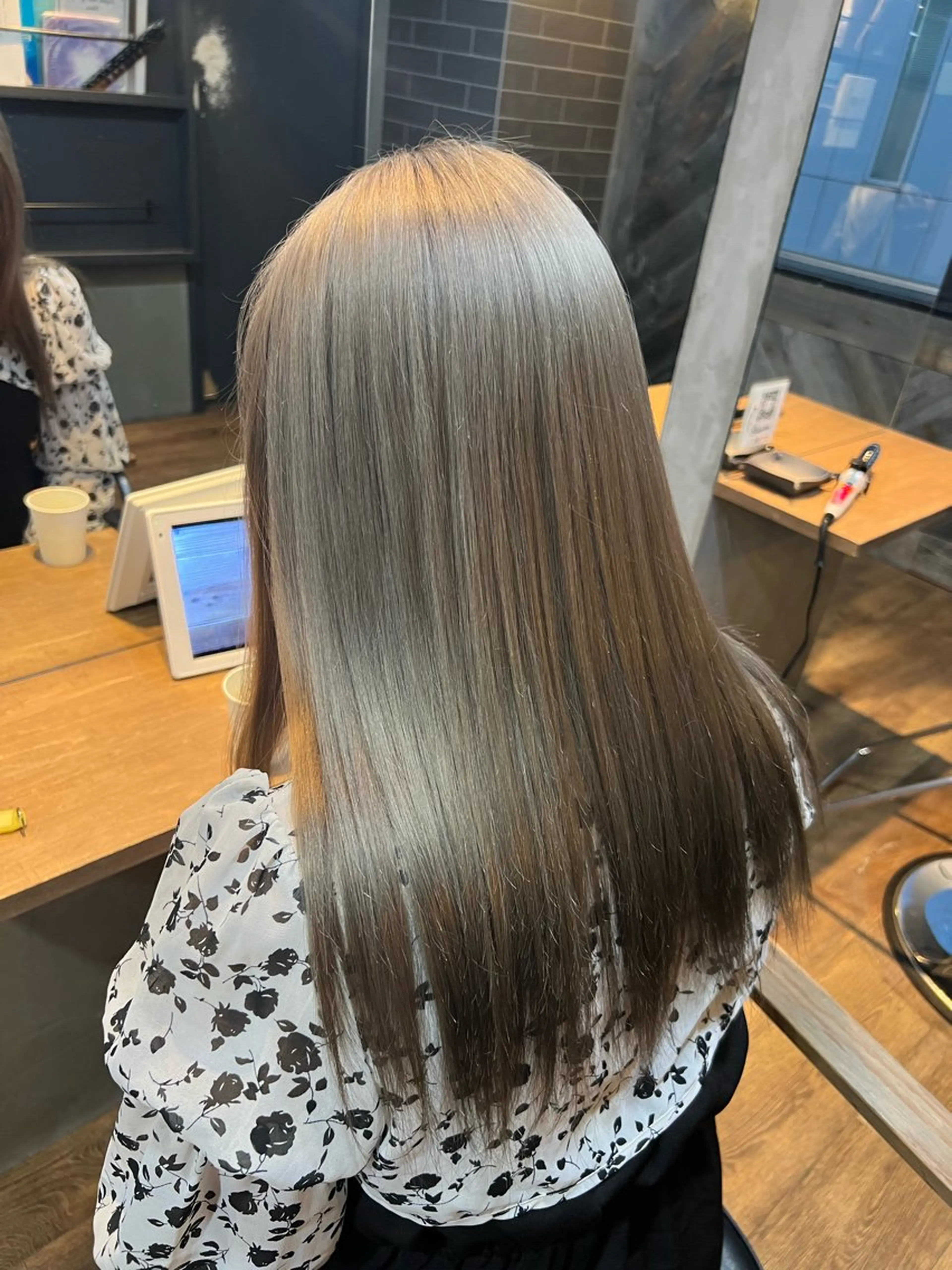 セミロング カラー Eleanor spa&treatment 札幌店内にあるシェアサロン【WHITE】所属・シルクハイトーン / 髪質改善🦋MIKUのヘアスタイル