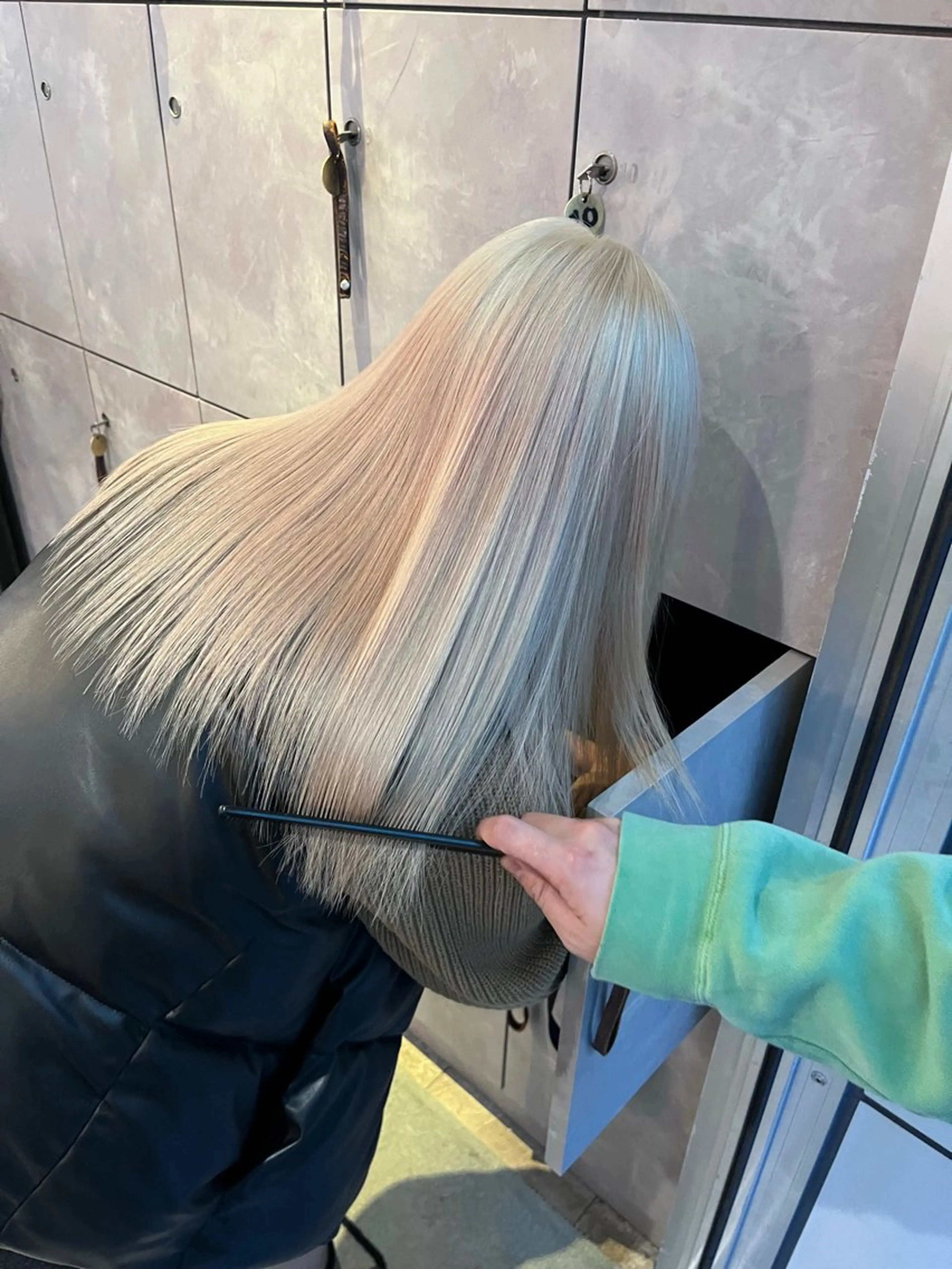 セミロング カラー カット ヘアカラー トリートメント ヘアセット 💜ハイトーン💛 マジカルかいちゃんのヘアスタイル