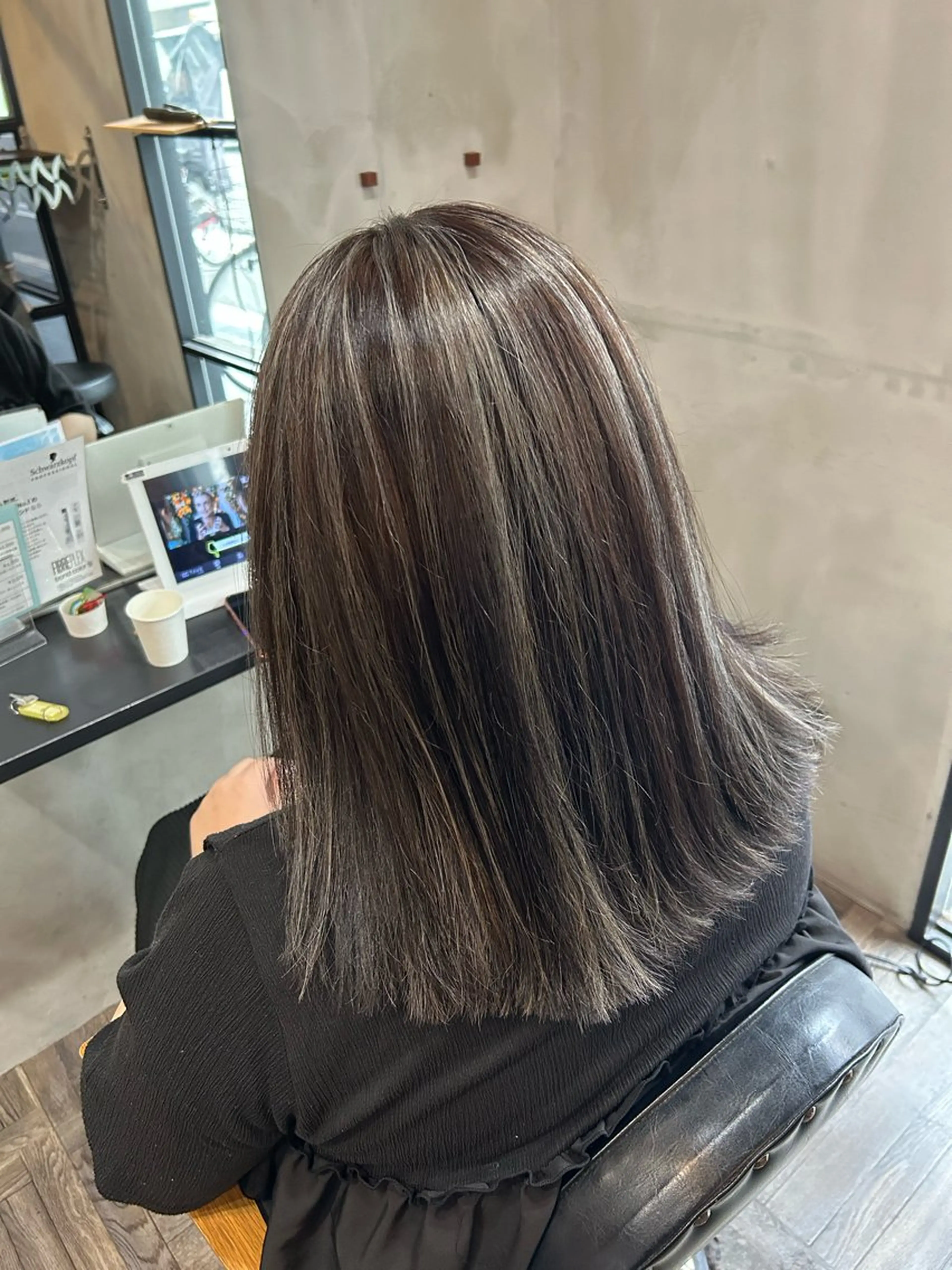 ミディアム ハイライト lafith hair Glanz 桂所属・かじももな｜縮毛矯正 ｜透明感カラーのヘアスタイル