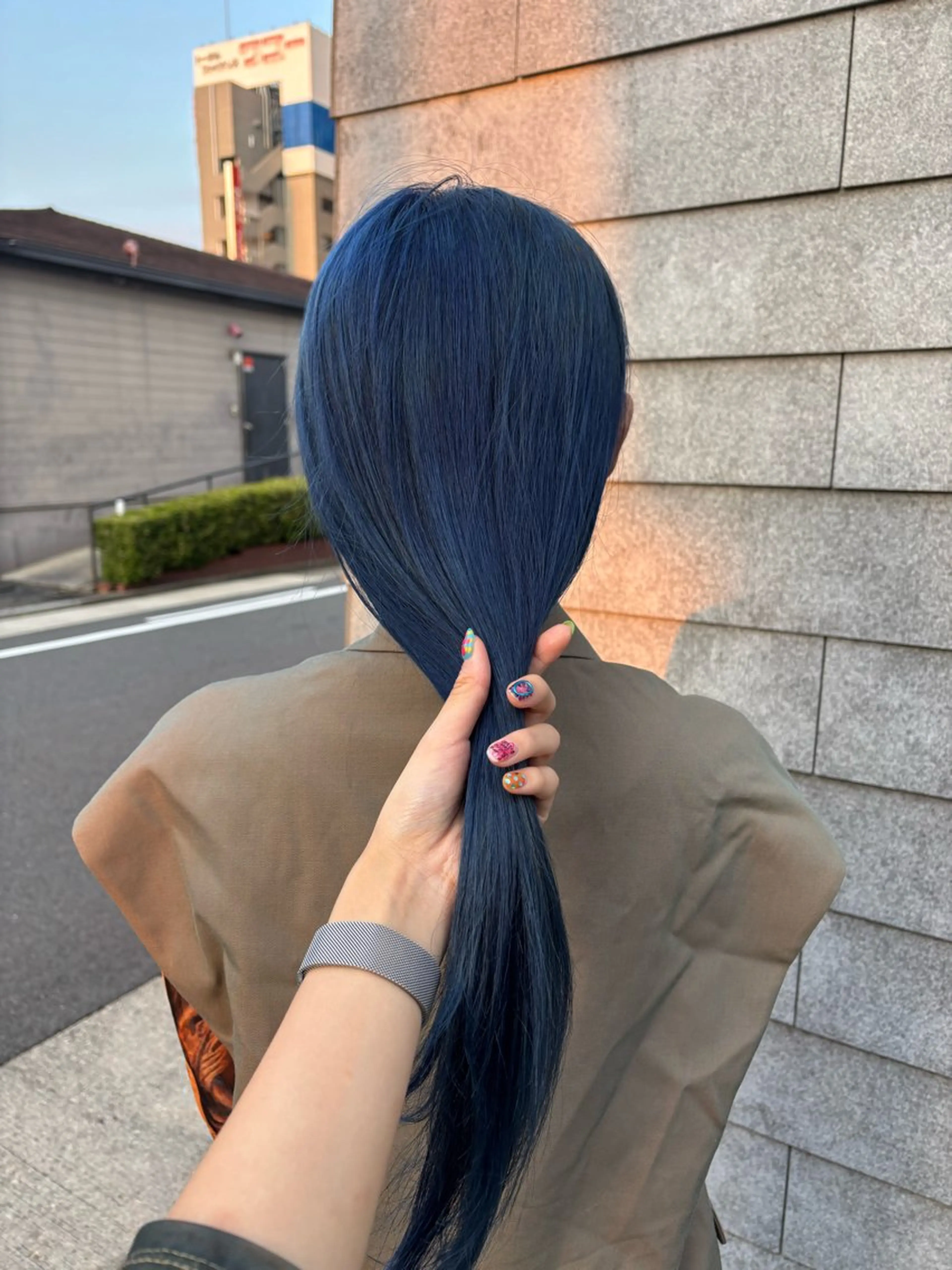 カラー ブリーチ ブルーカラー 高槻 成花のヘアスタイル