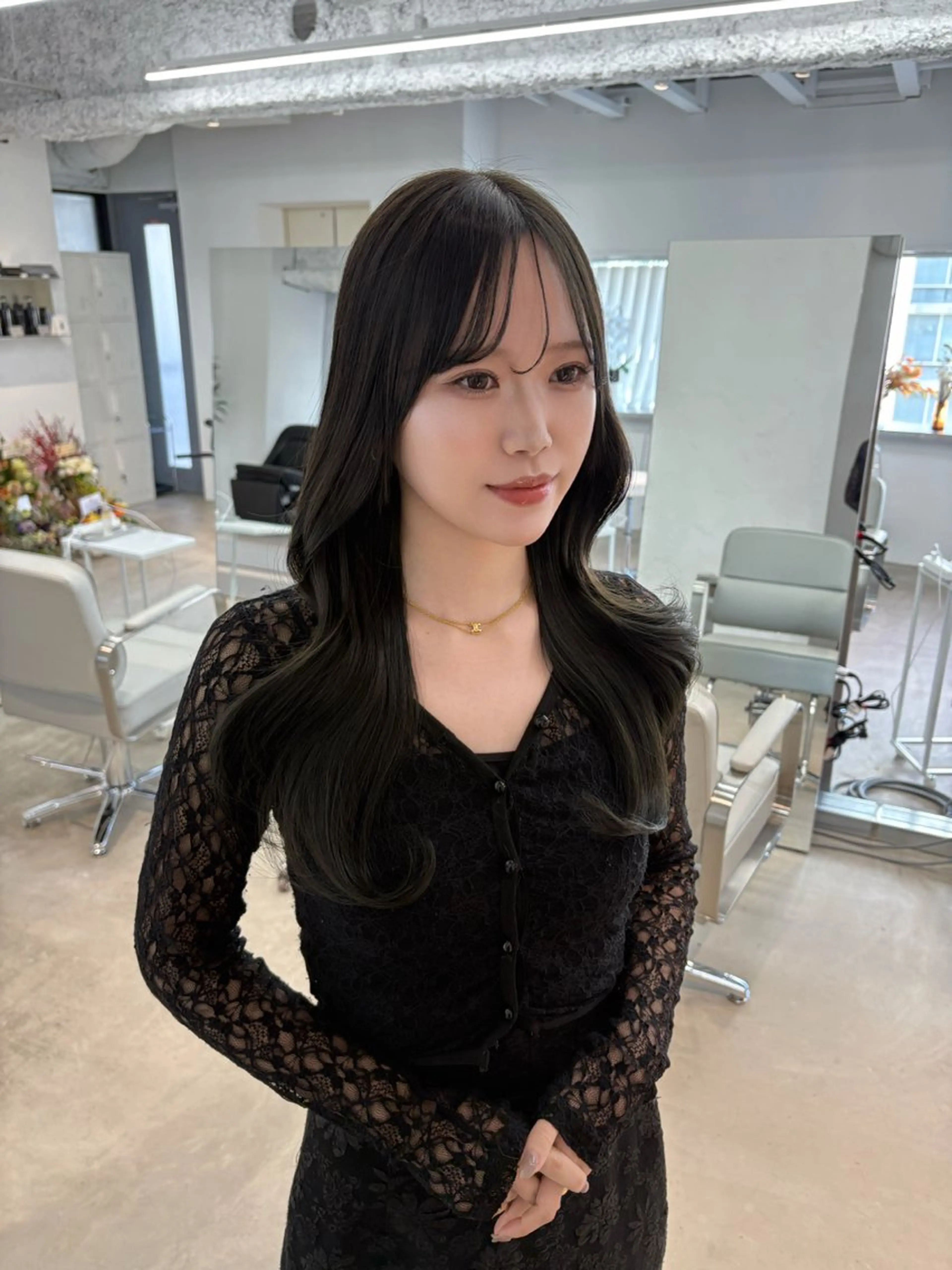 ロング カラー ベージュカラー 透明感カラー オリーブベージュ カット ヘアカラー トリートメント SOKI｜赤髪 ×レイヤー｜外苑前のヘアスタイル