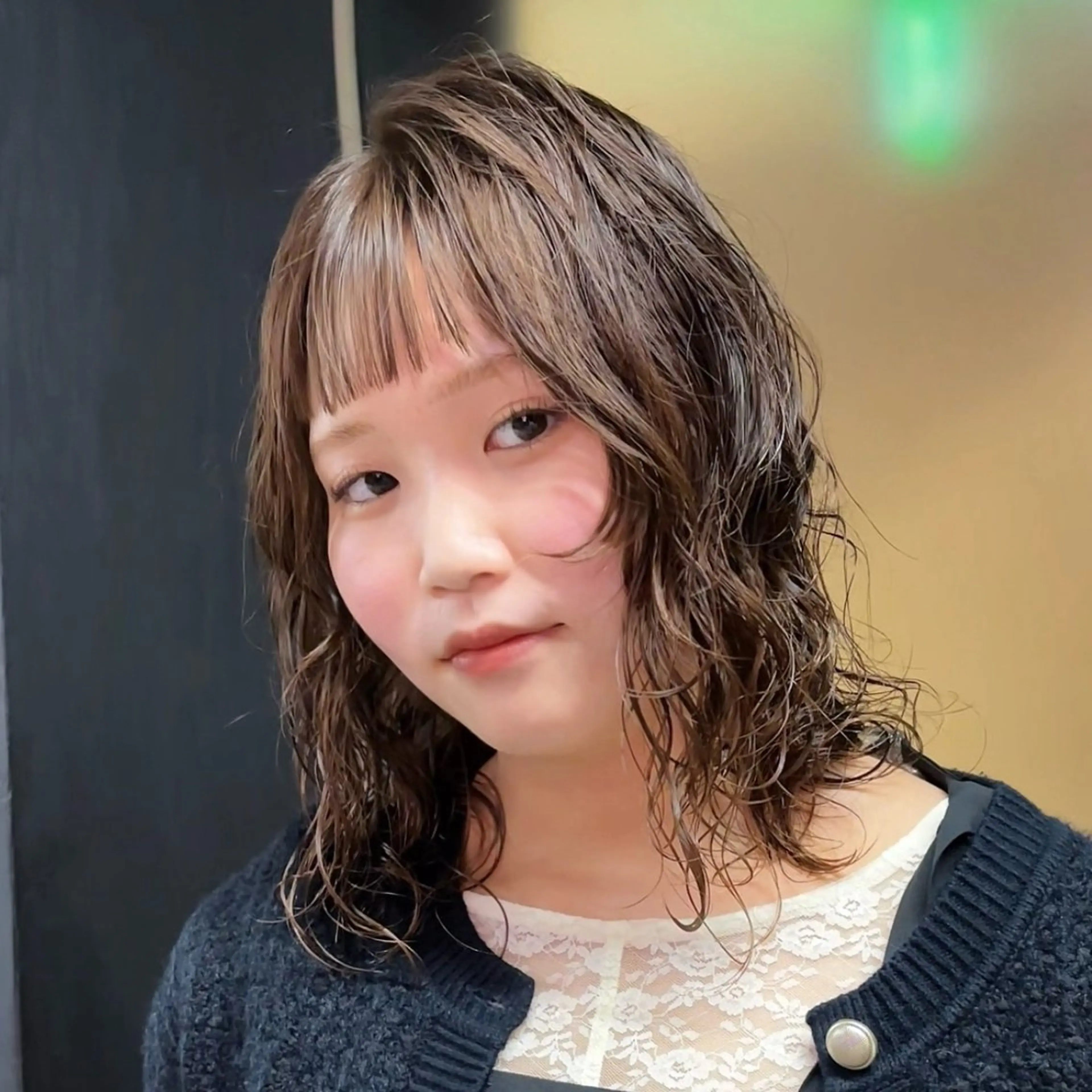 ミディアム パーマ ミディアムパーマ オン眉 カット パーマ トリートメント 札幌パーマ レイヤー/後藤海音のヘアスタイル