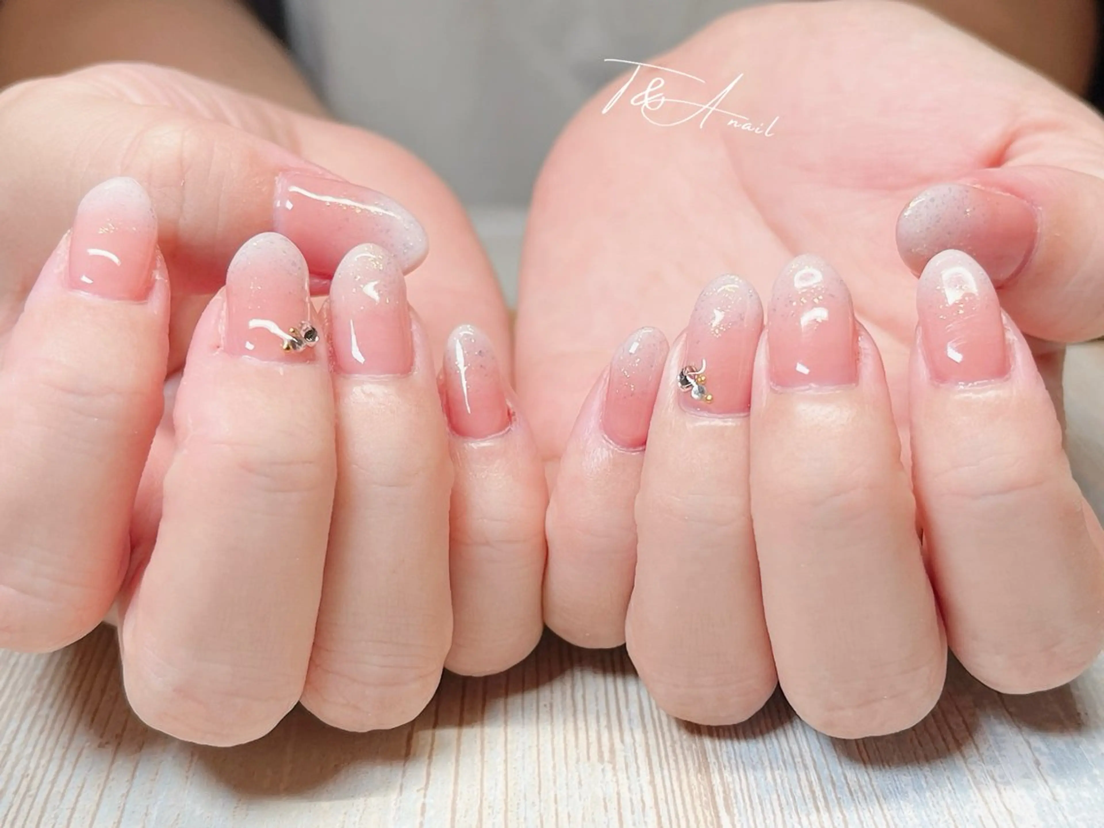 ネイル ジェルネイル グラデーション ラメ(グリッター) ラメグラデーション オフィスネイル ハンドネイル T&A nailのネイルデザイン