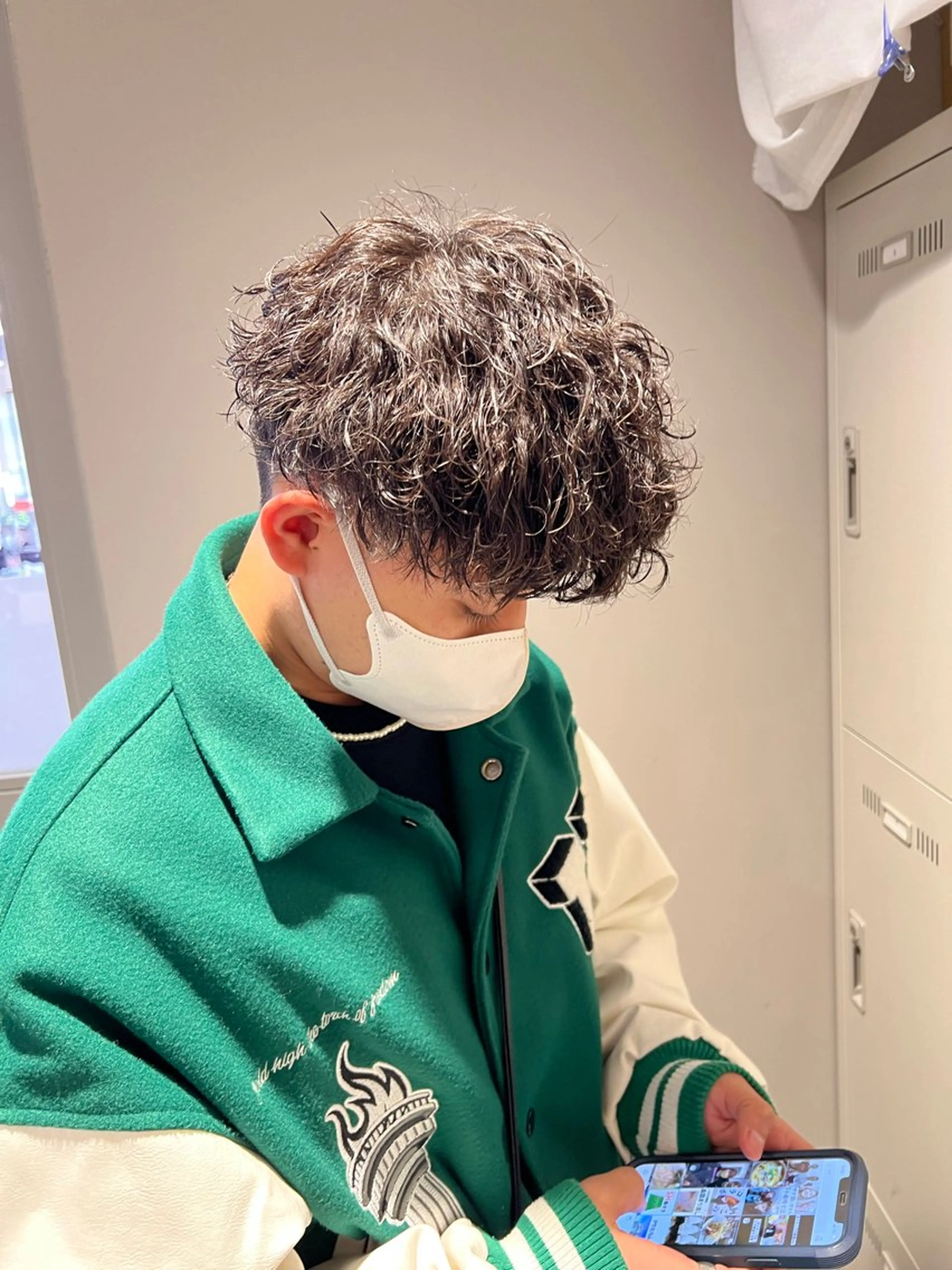 ミディアム パーマ メンズ ミディアムパーマ センターパート メンズ韓国風 韓国マッシュ マッシュウルフ カット ヘアカラー トリートメント ヘッドスパ ヘアセット トレンド/レイヤー うる艶🪞CANDYのヘアスタイル