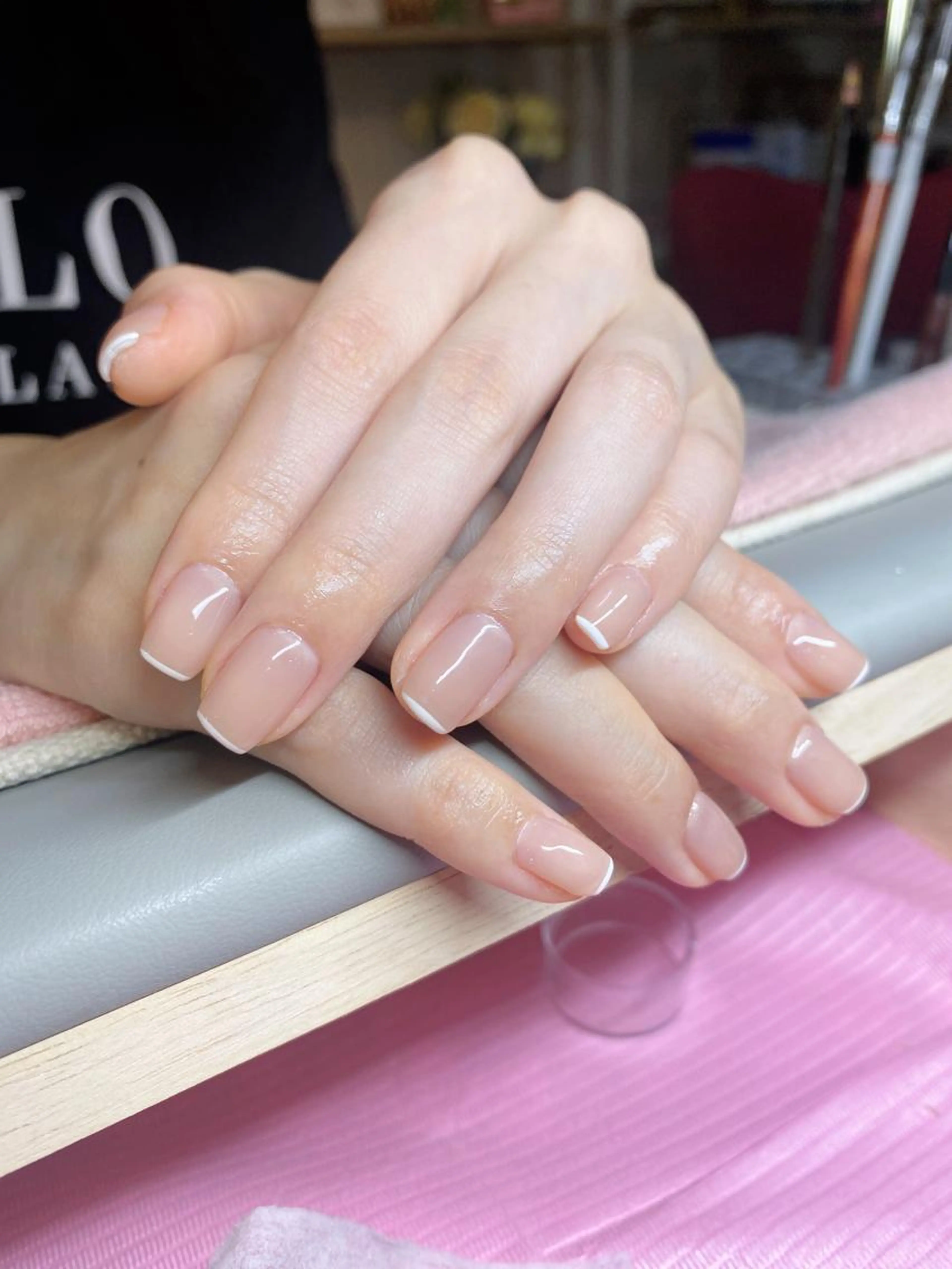 細いフレンチネイルの写真