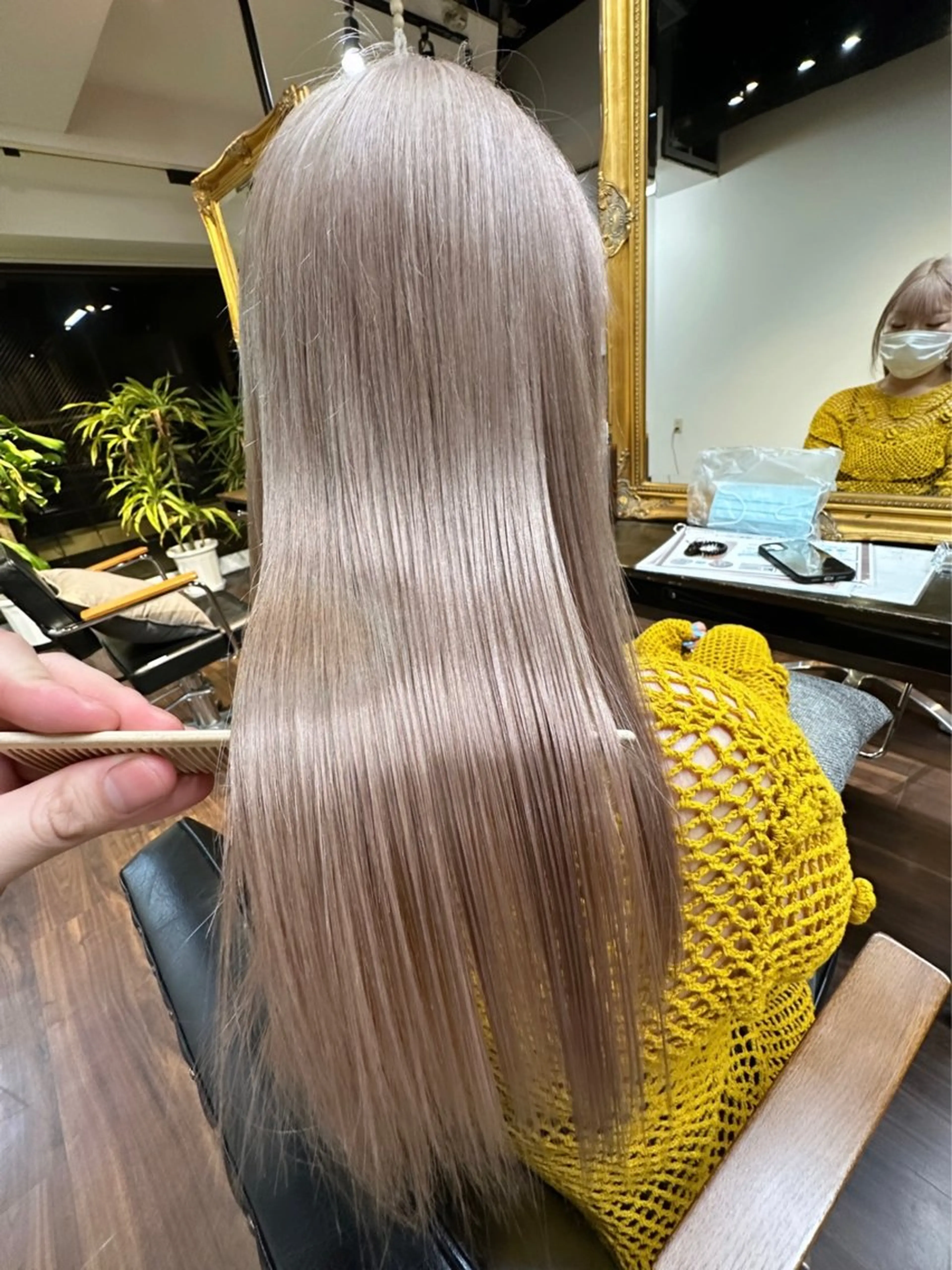 セミロング カラー ヘアアレンジ ベージュカラー ブリーチ イヤリングカラー ハイトーンカラー ミルクティーベージュ カット ヘアカラー トリートメント 髪質改善/レイヤー ダブルカラー塚本耀のヘアスタイル