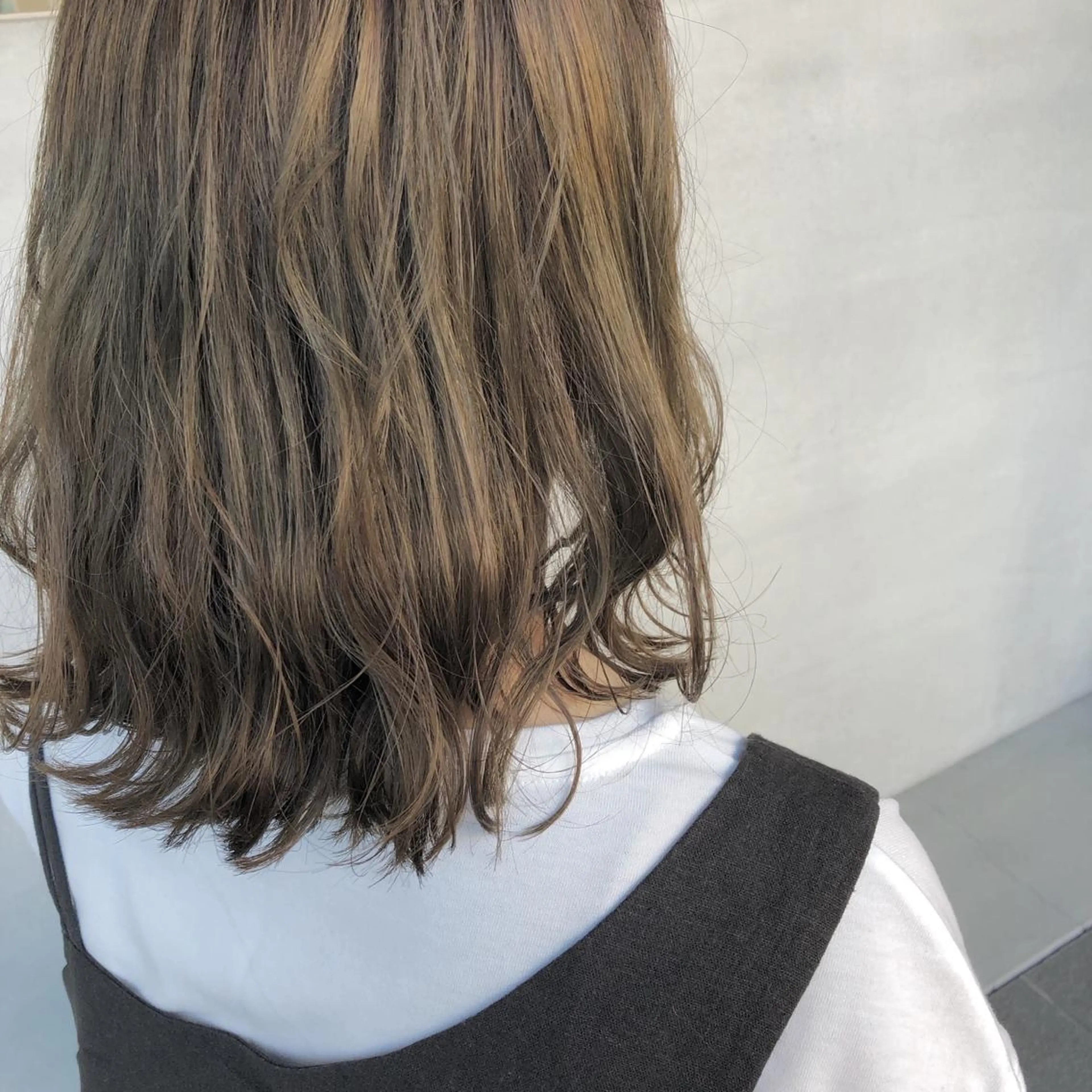 ミディアム カラー 小森 樹奈のヘアスタイル