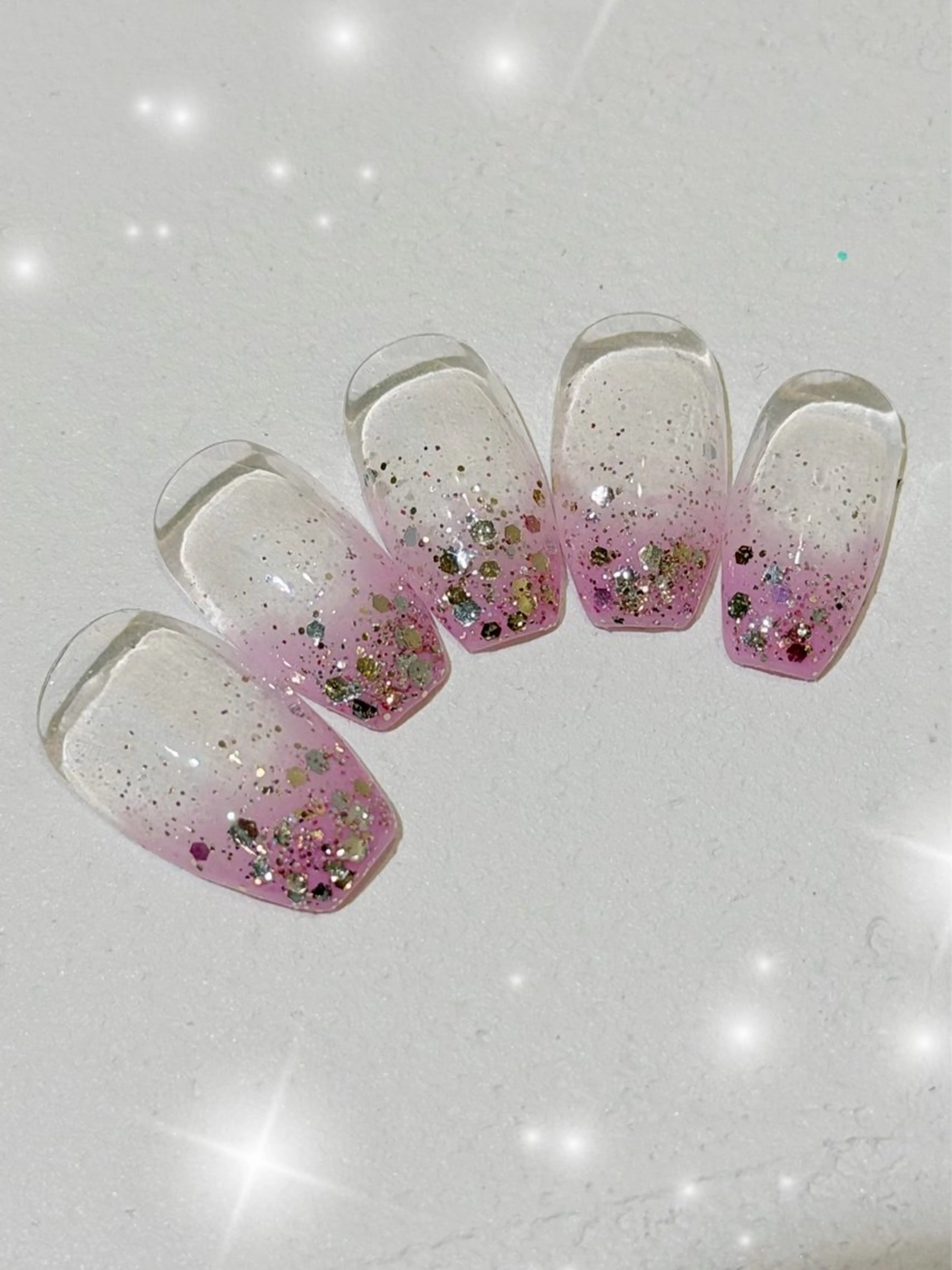 ネイル グラデーション ラメ(グリッター) ピンク シルバー ハンドネイル Dress Me Nail所属・Dress Me Nail 鈴木のネイルデザイン