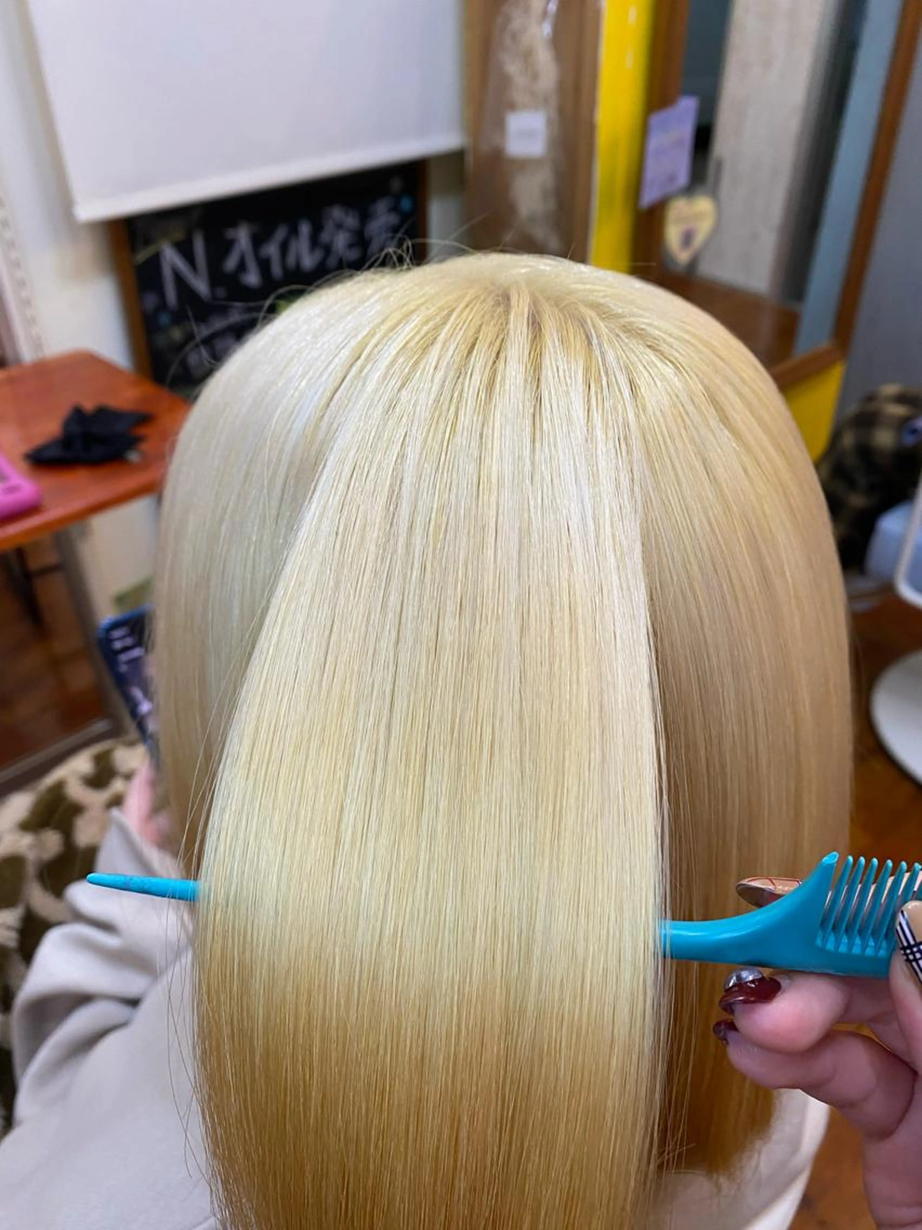 ブリーチリタッチ(根元2センチ以内)+フルカラー！艶トリートメント付！の写真