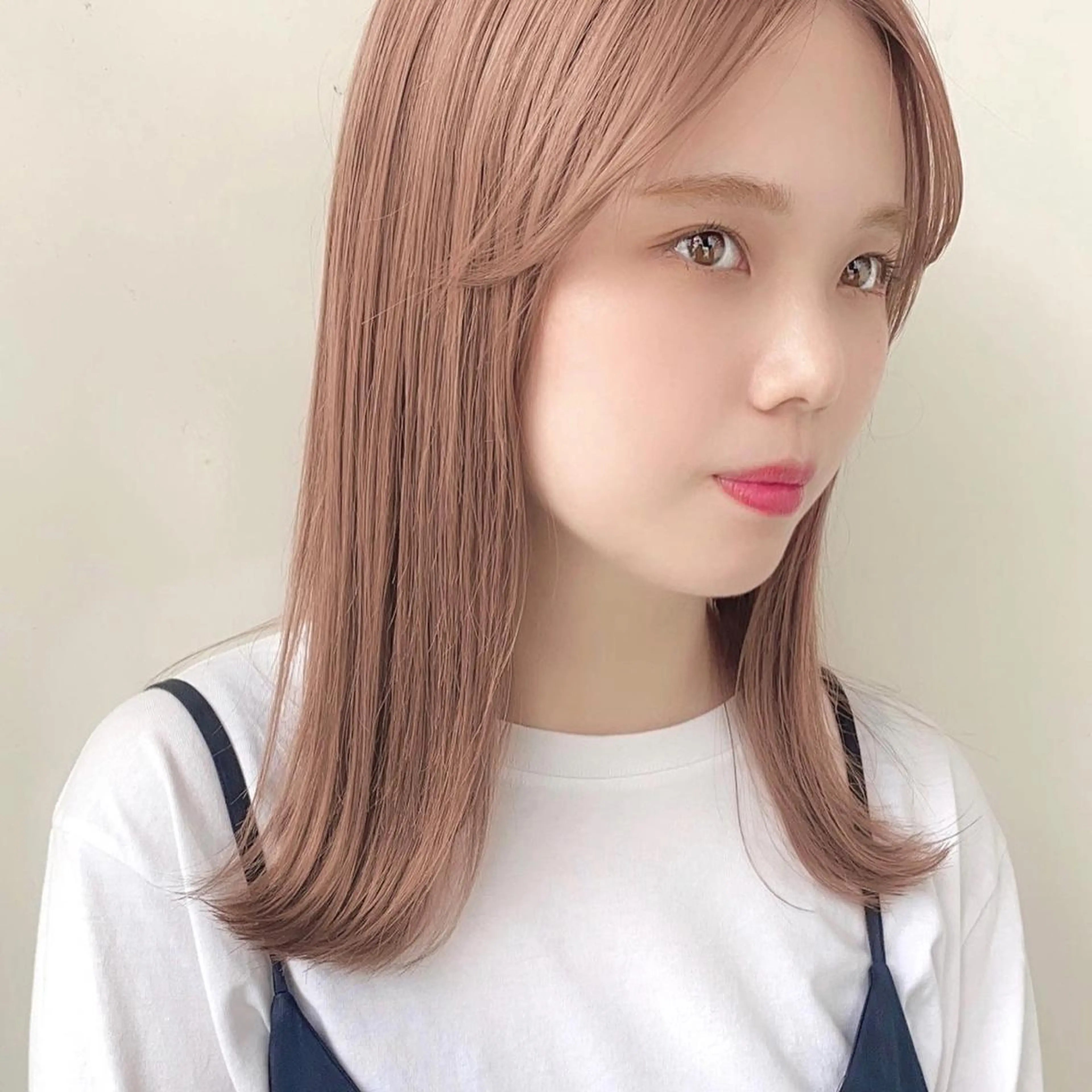 セミロング ANNA ／艶髪／ハイトーンのヘアスタイル