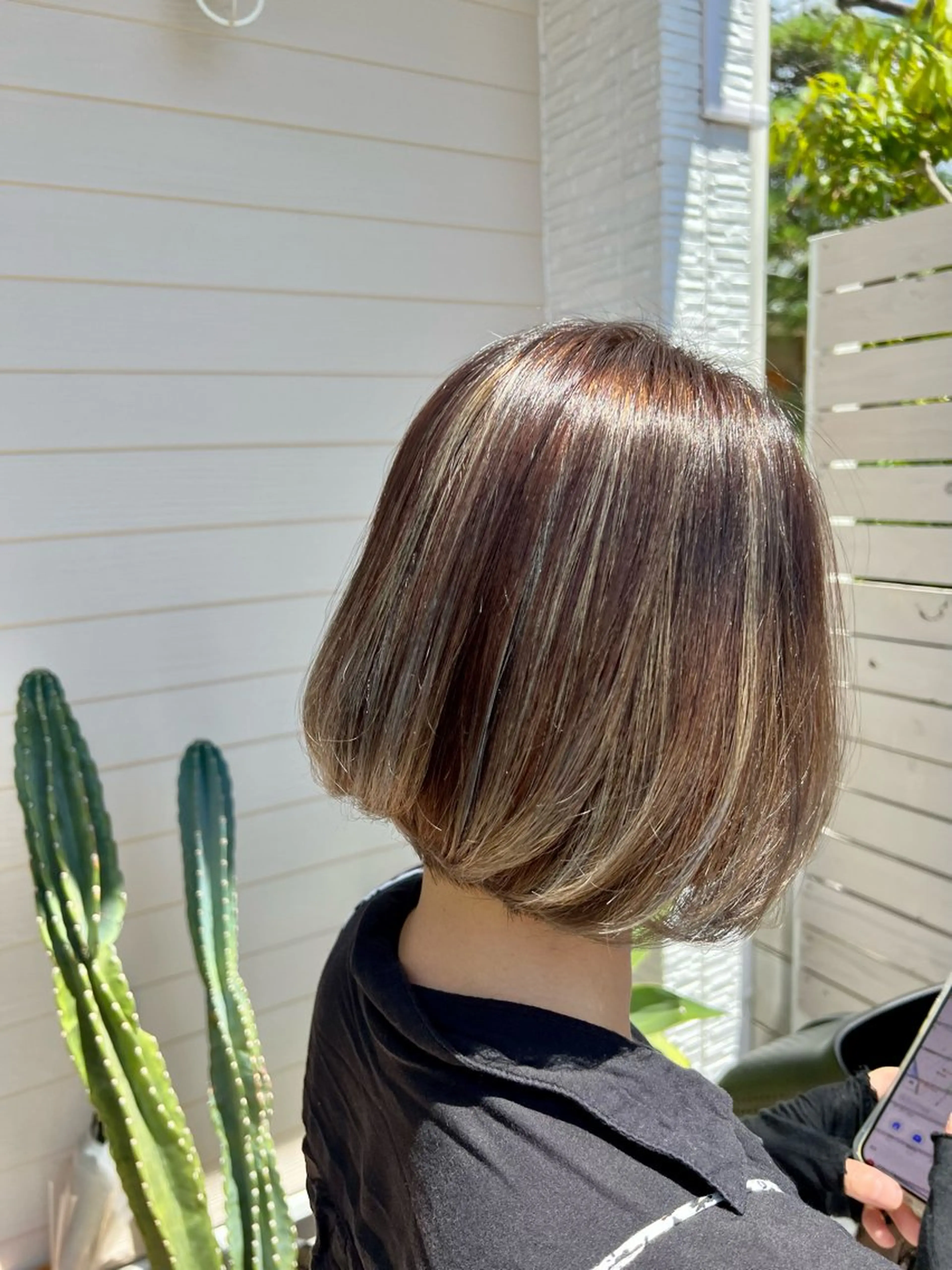 ショート カラー 前下がりボブ グレージュ ハイライトカラー ボブ ハイライト LANI hair resortのヘアスタイル