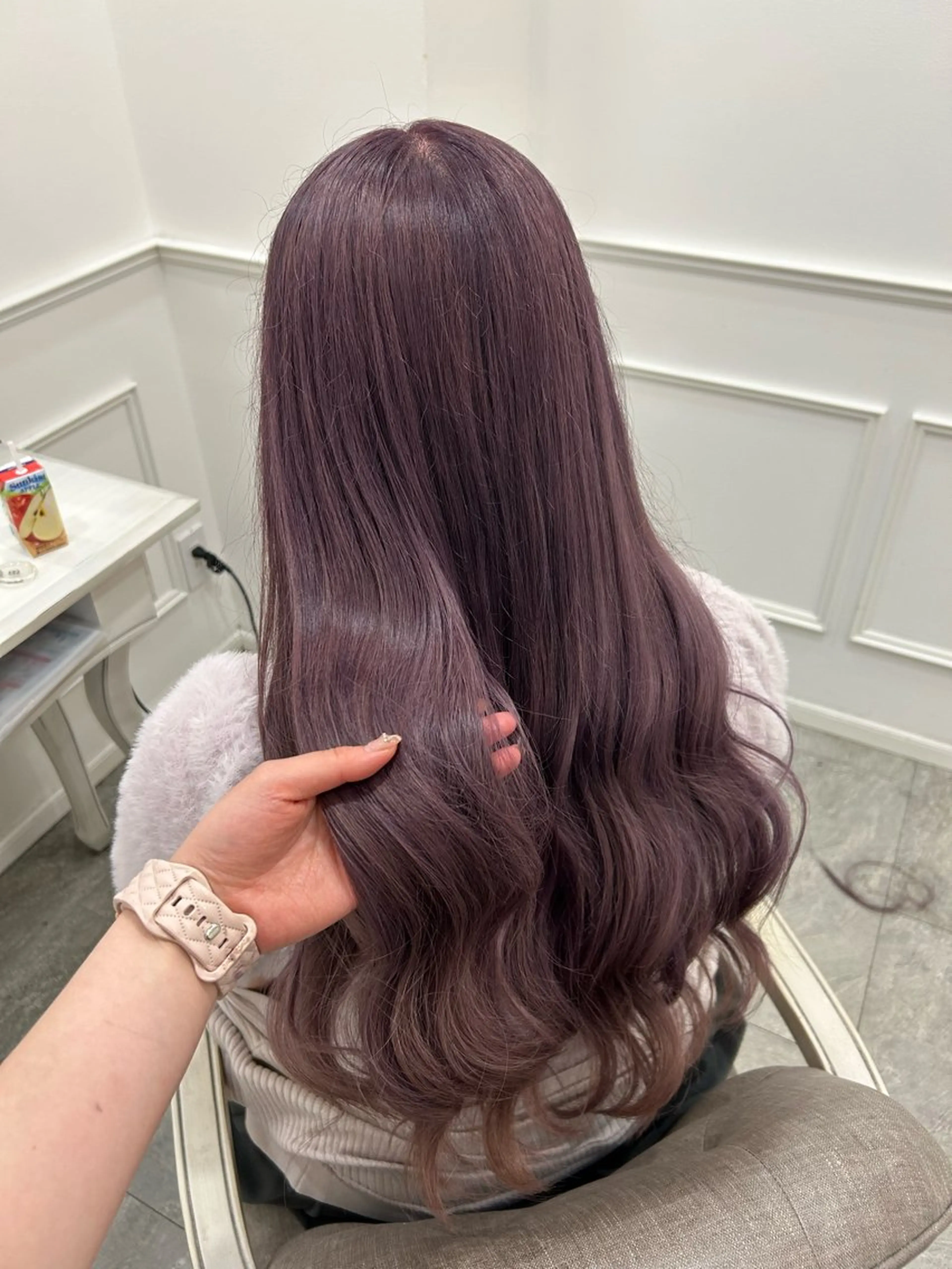 ロング ラベンダーベージュ ヘアカラー 新田 妃那のヘアスタイル