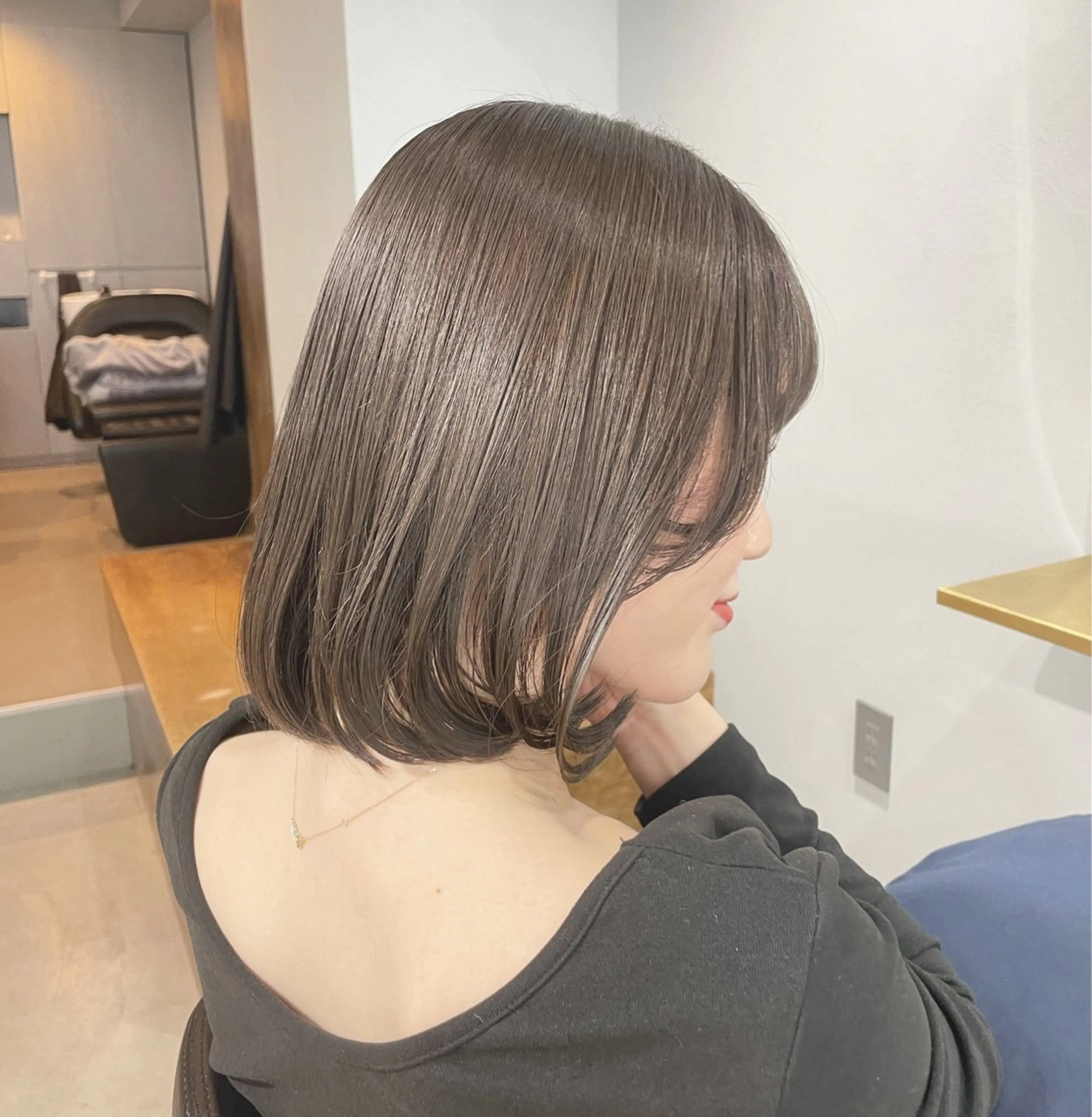 ミディアム カラー ブリーチ 透明感カラー ダブルカラー グレージュ ブリーチなしカラー 【arc】Ruri コテ巻き風パーマのヘアスタイル