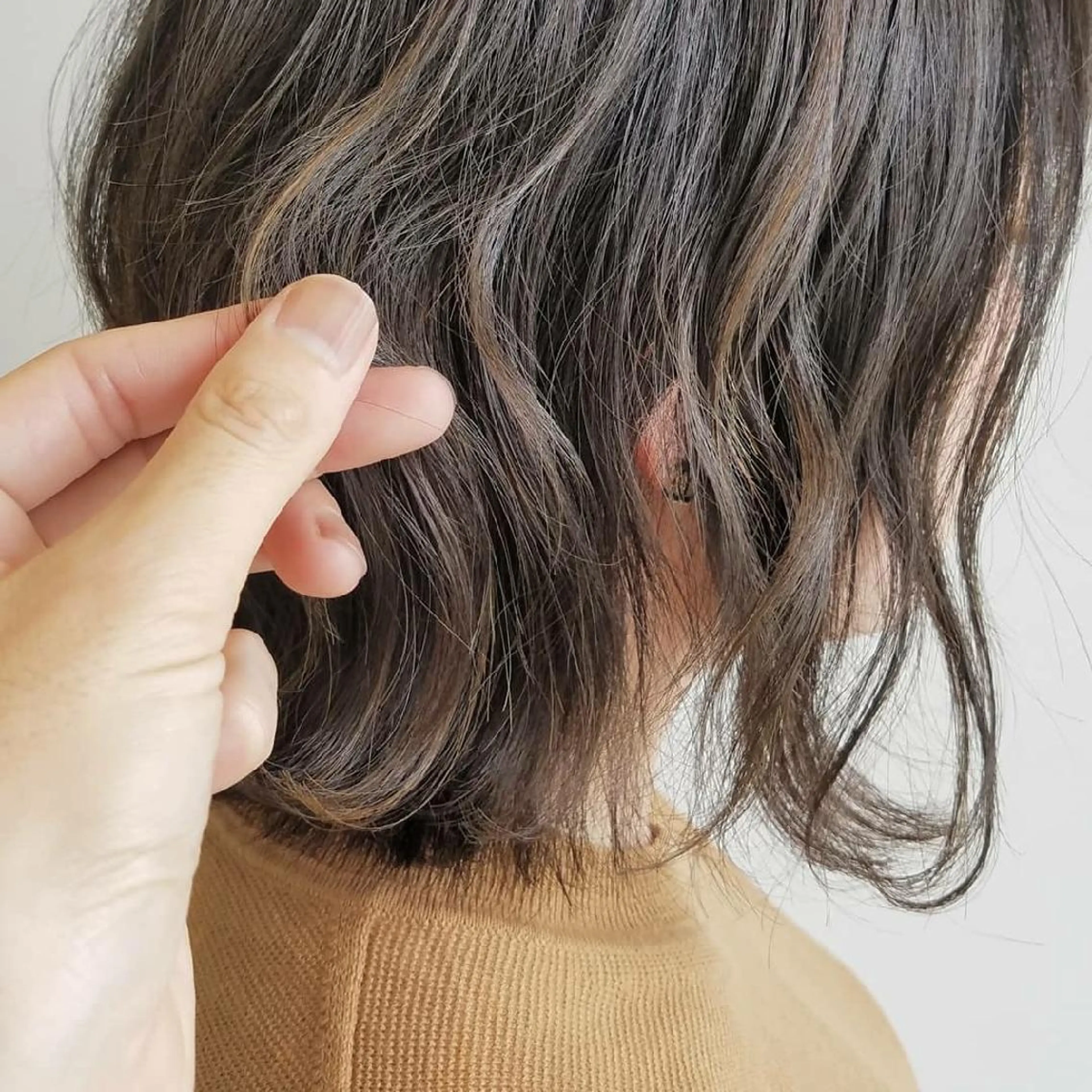 ミディアム カラー パーマ アッシュ ハイライトカラー ミント ハイライト iplus まつげ、眉毛、耳つぼのマツエク・マツパデザイン