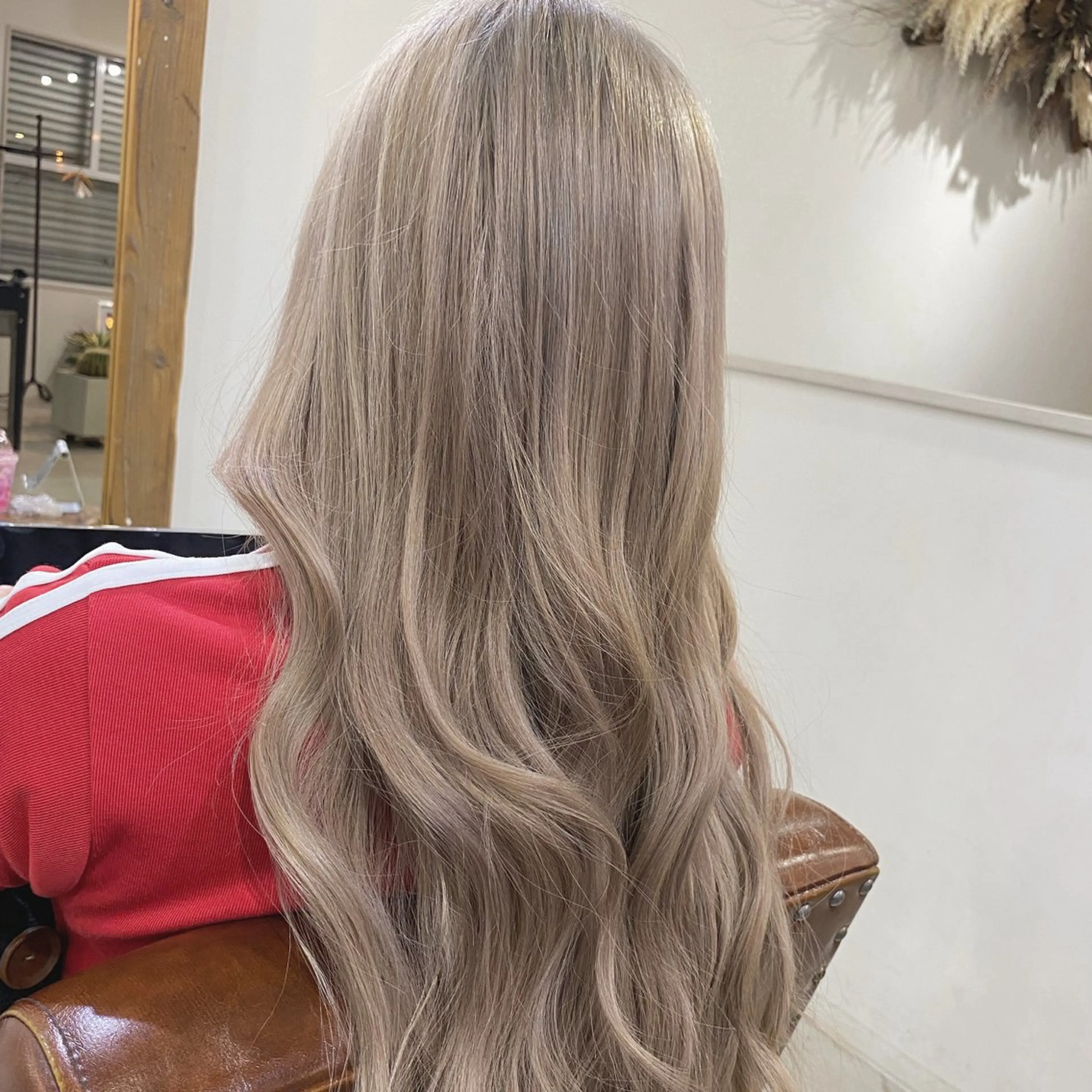 ロング カラー ベージュカラー ブリーチ ホワイトベージュ ロング トリートメント ヘアカラー hair and lifestyleSOHO所属・SOHO サラのヘアスタイル