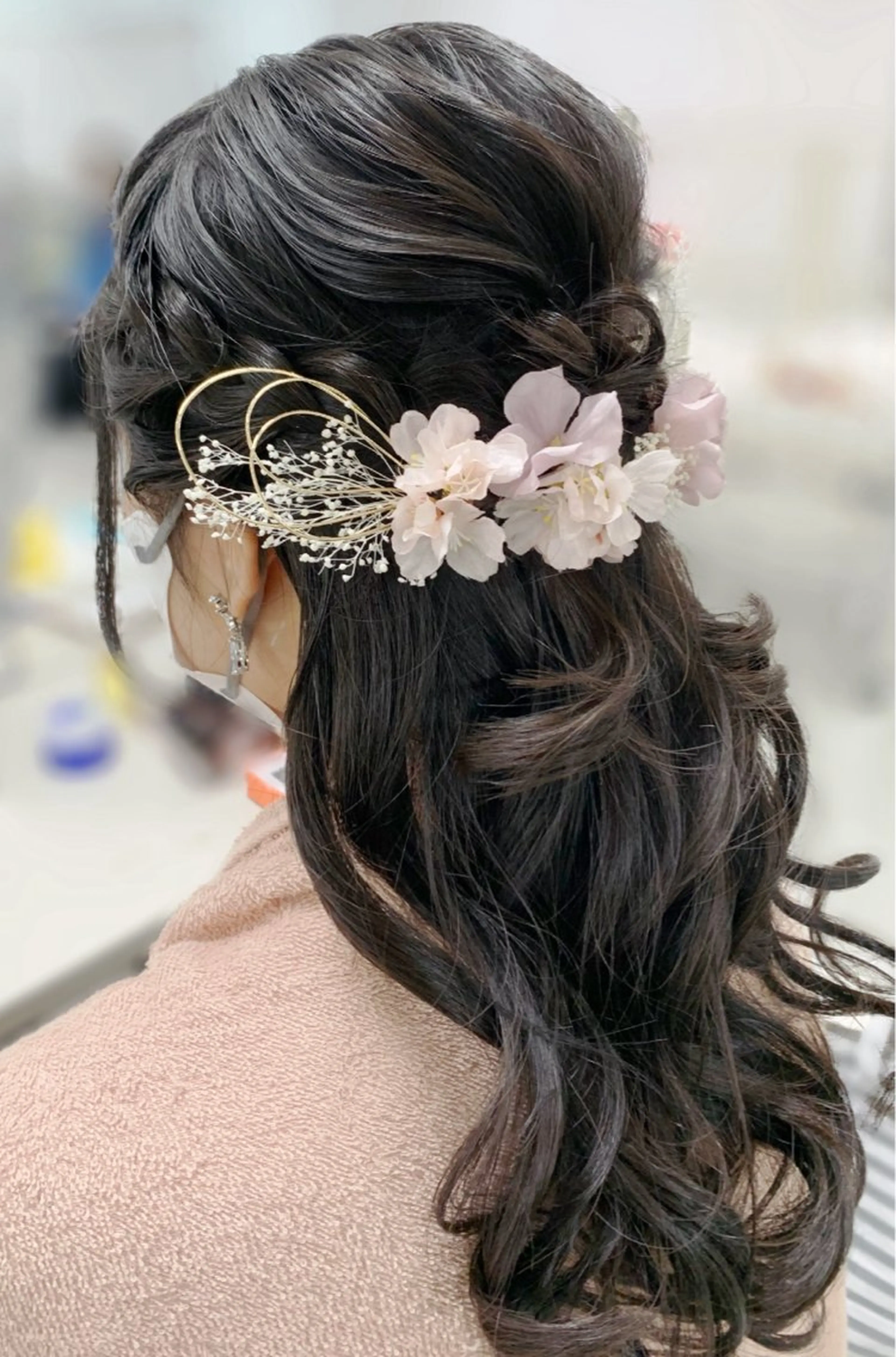 カジュアルなお出かけからフォーマルなイベントまでOK🙆🧡ヘアセットハーフアップスタイル🌼の写真