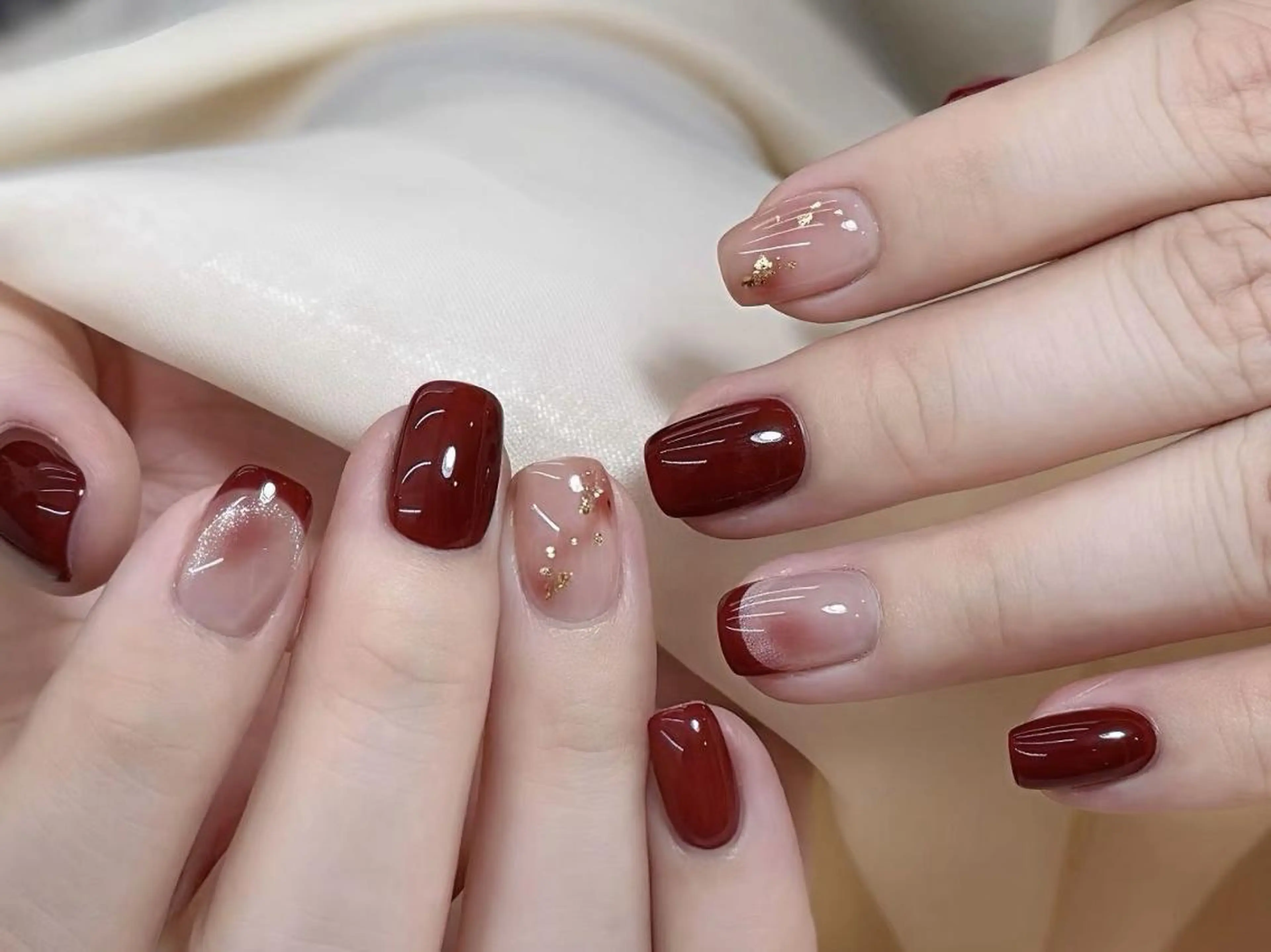 ネイル アートネイル ボルドー カジュアル ジェルネイル ニュアンスネイル ハンドネイル ハンドケア Salon de Minuit🦩のネイルデザイン