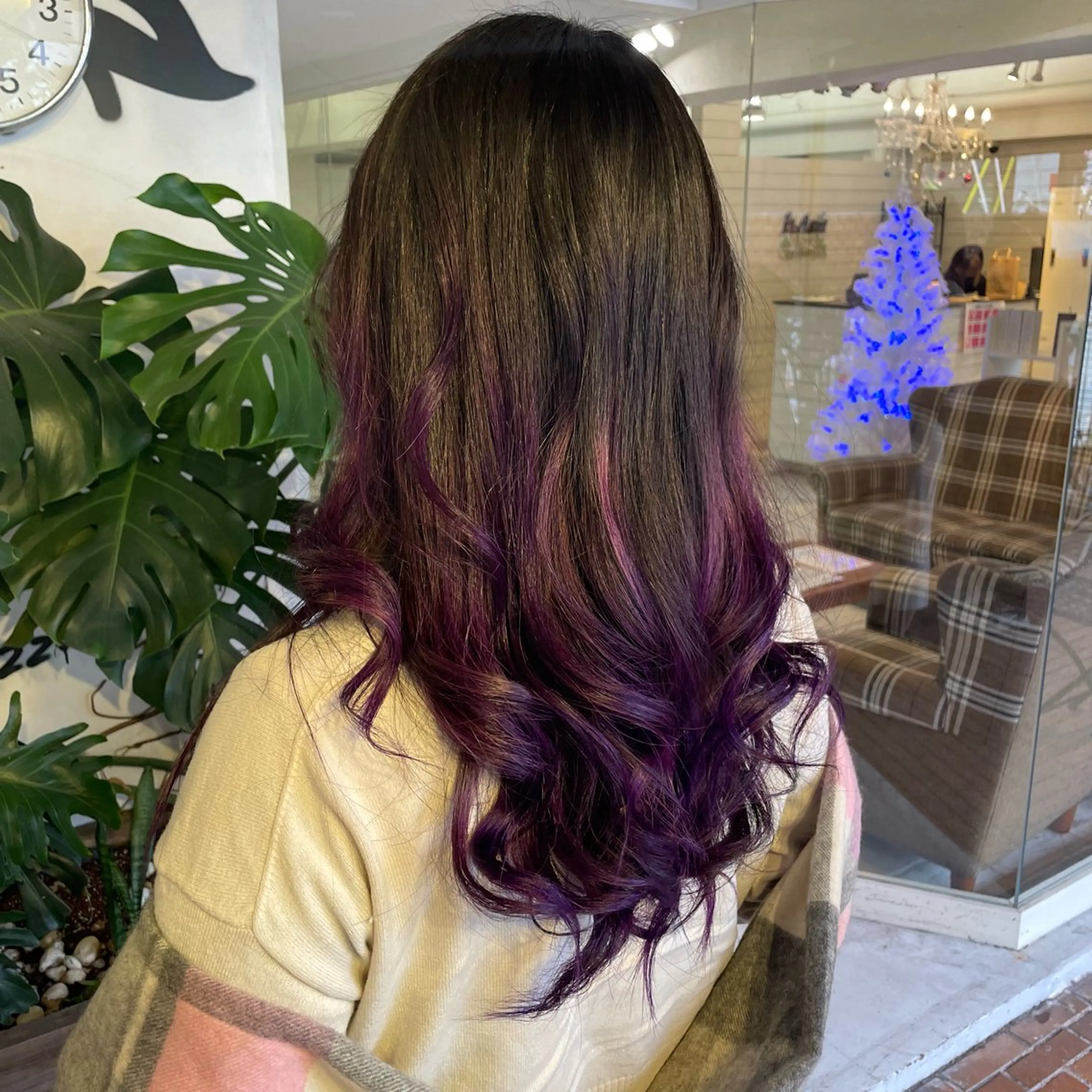セミロング カラー グラデーションカラー パープルカラー ヘアカラー Hiroto／ インナーカラー／神戸のヘアスタイル