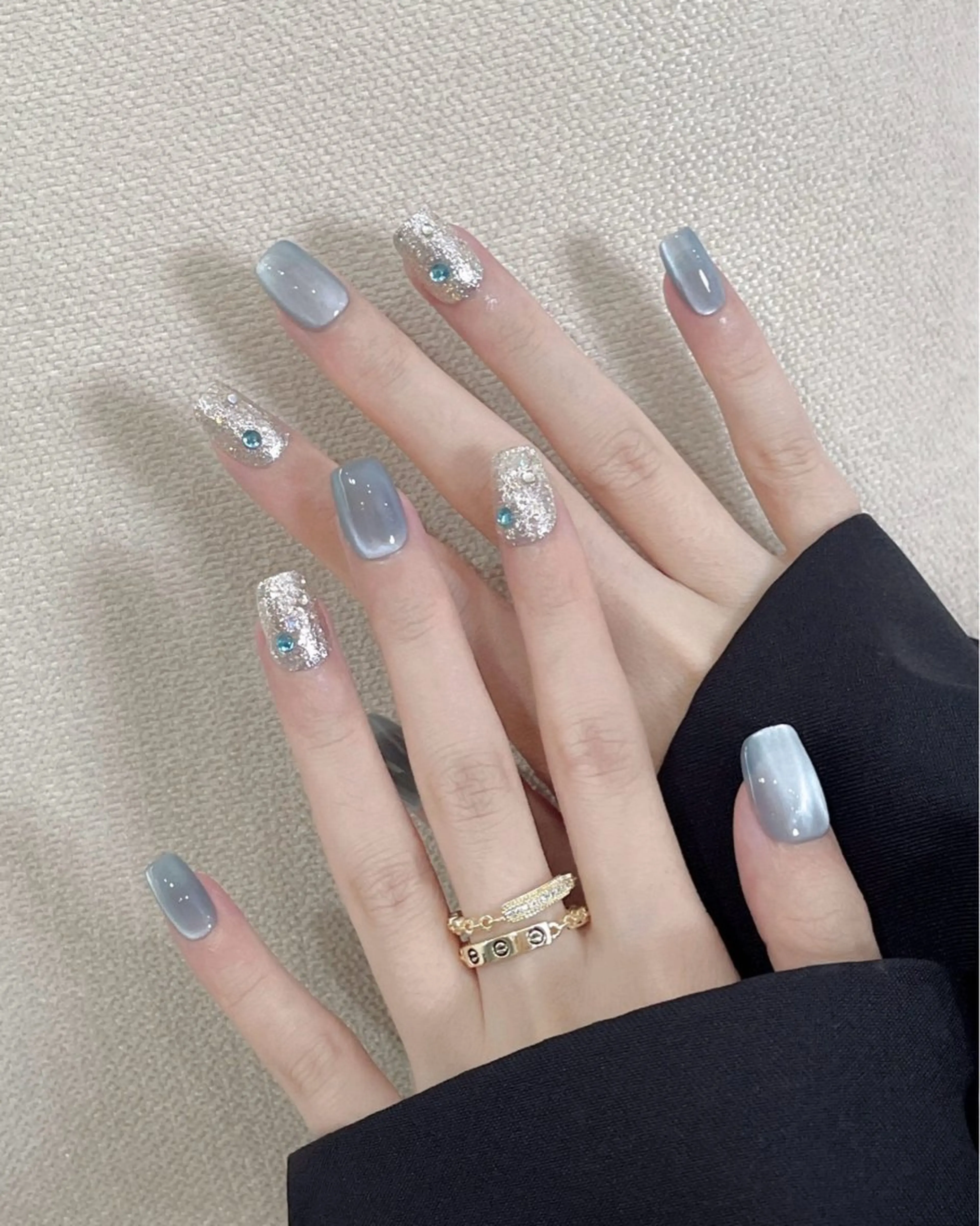 ⭐️【オフ込み】　ワンカラー+4本ストーン埋めつくしアートの写真