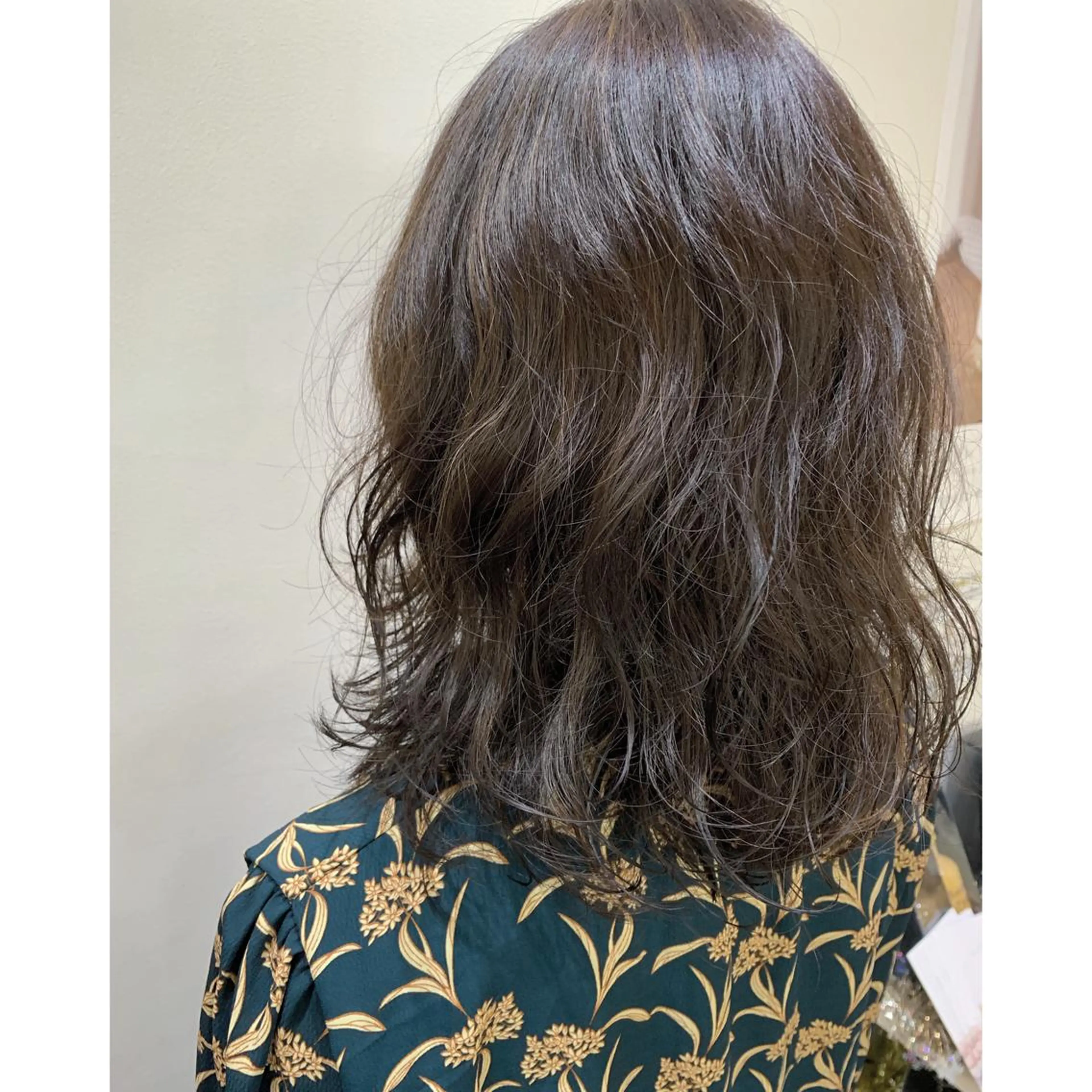 ミディアム カラー パーマ ミディアムパーマ アディクシーカラー ブリーチ ハイライトカラー ハイライト 坂西 春果のマツエク・マツパデザイン