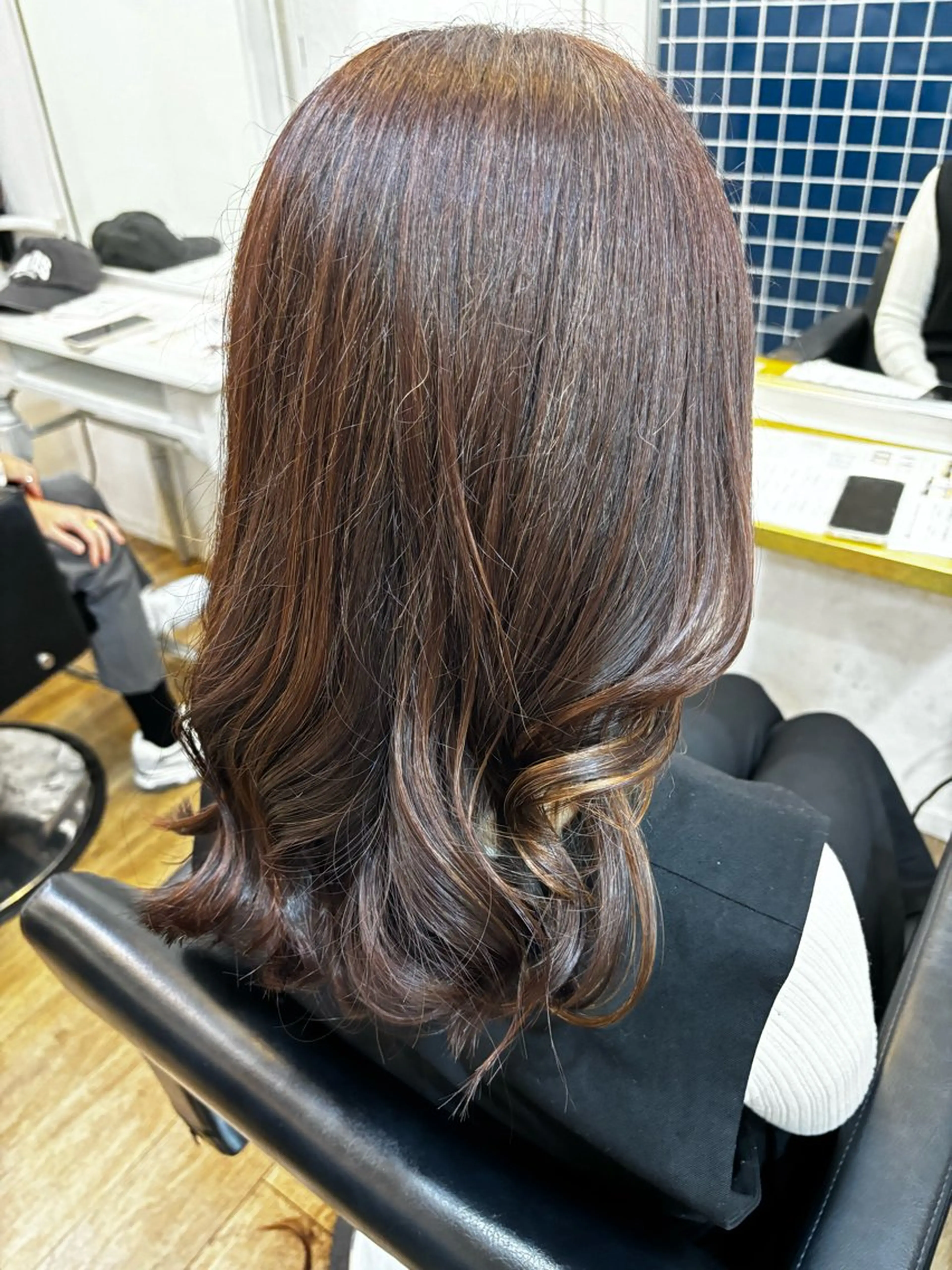 ロング シオン/艶髪/ グレージュカラーのヘアスタイル