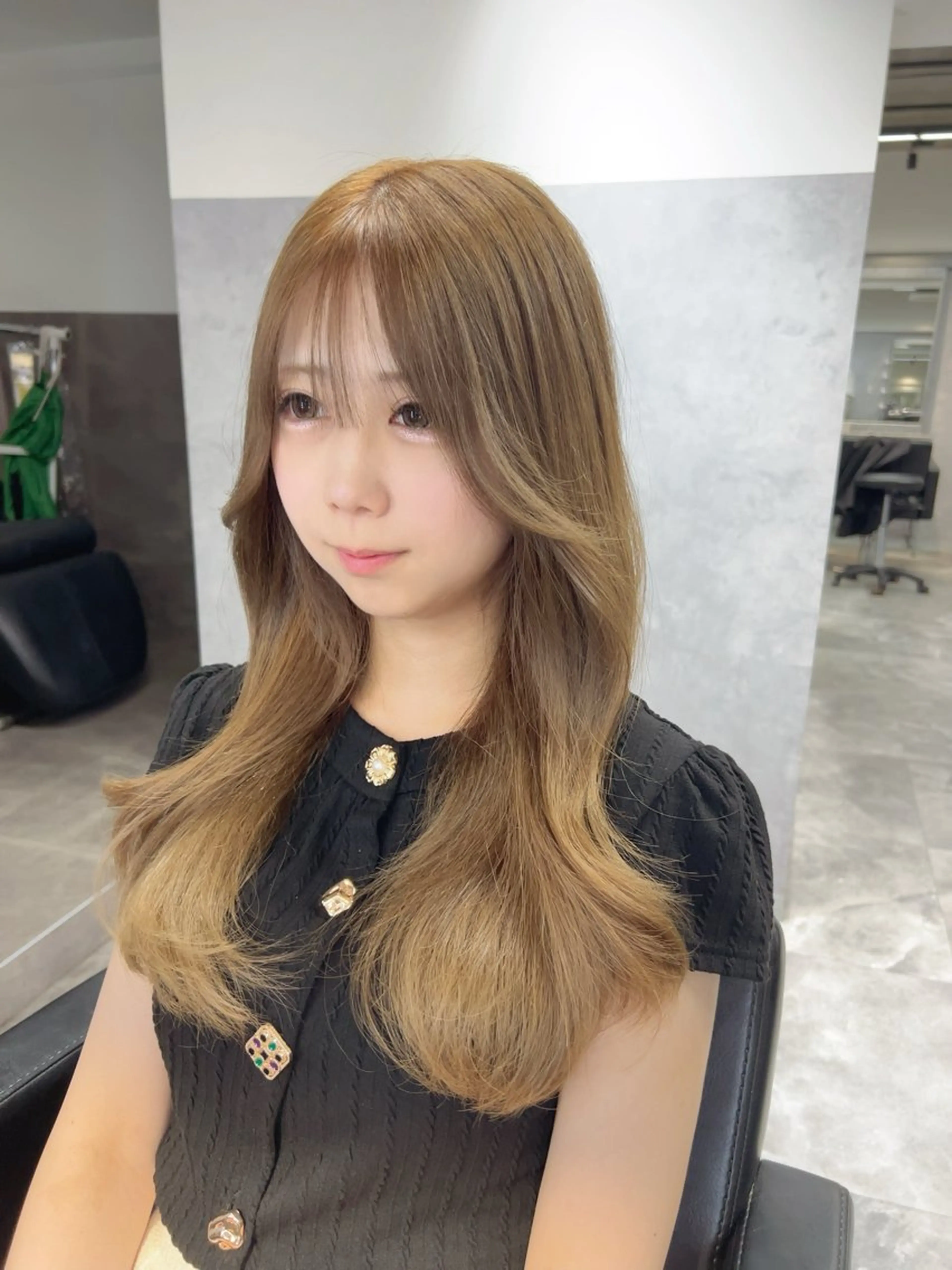 ロング カラー ベージュカラー ブリーチ 透明感カラー ダブルカラー イヤリングカラー TOMONA👑 GiseL梅田店のヘアスタイル