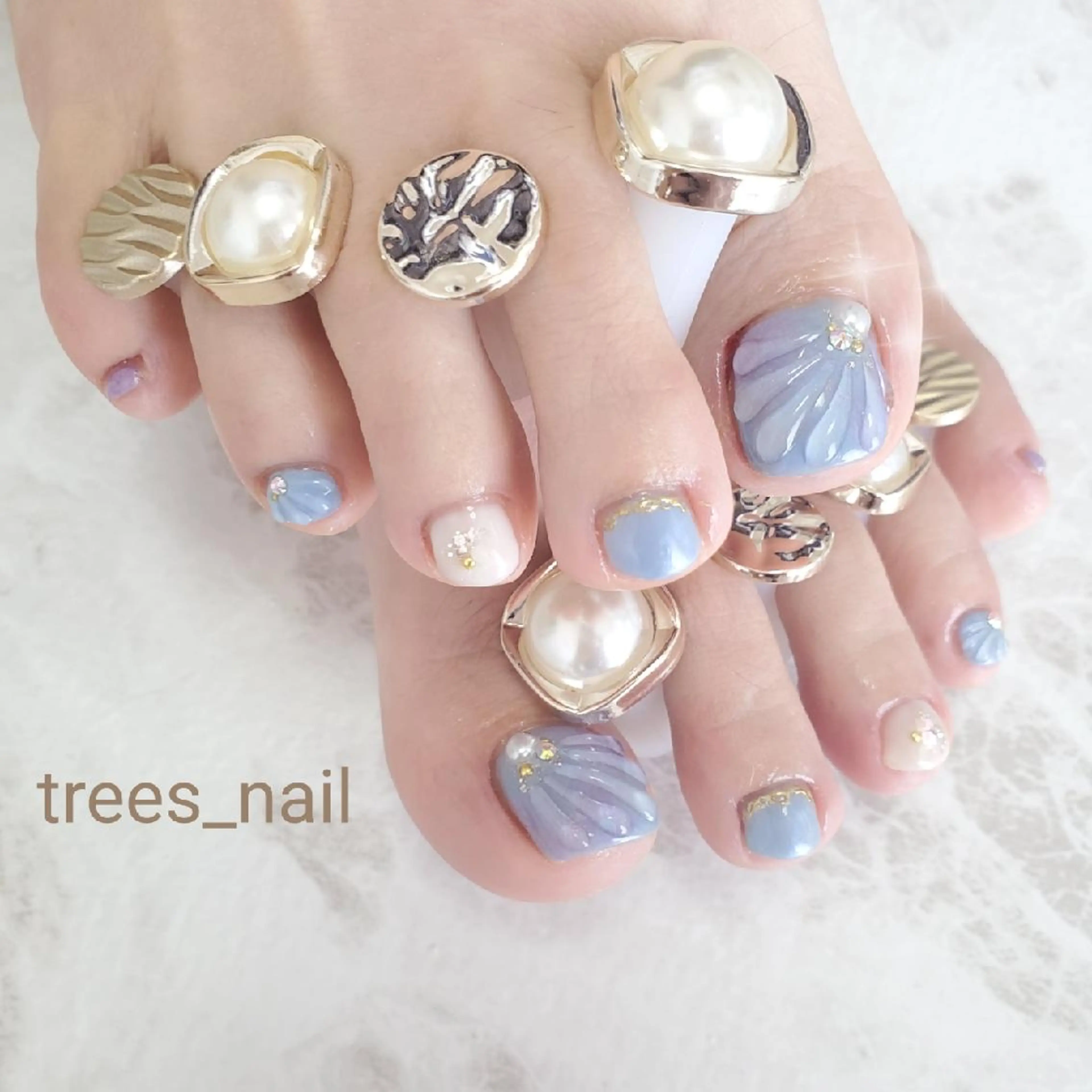 ネイル フットネイル 水色 ミラーネイル ニュアンスネイル ハンドネイル フットネイル trees_ nailのネイルデザイン