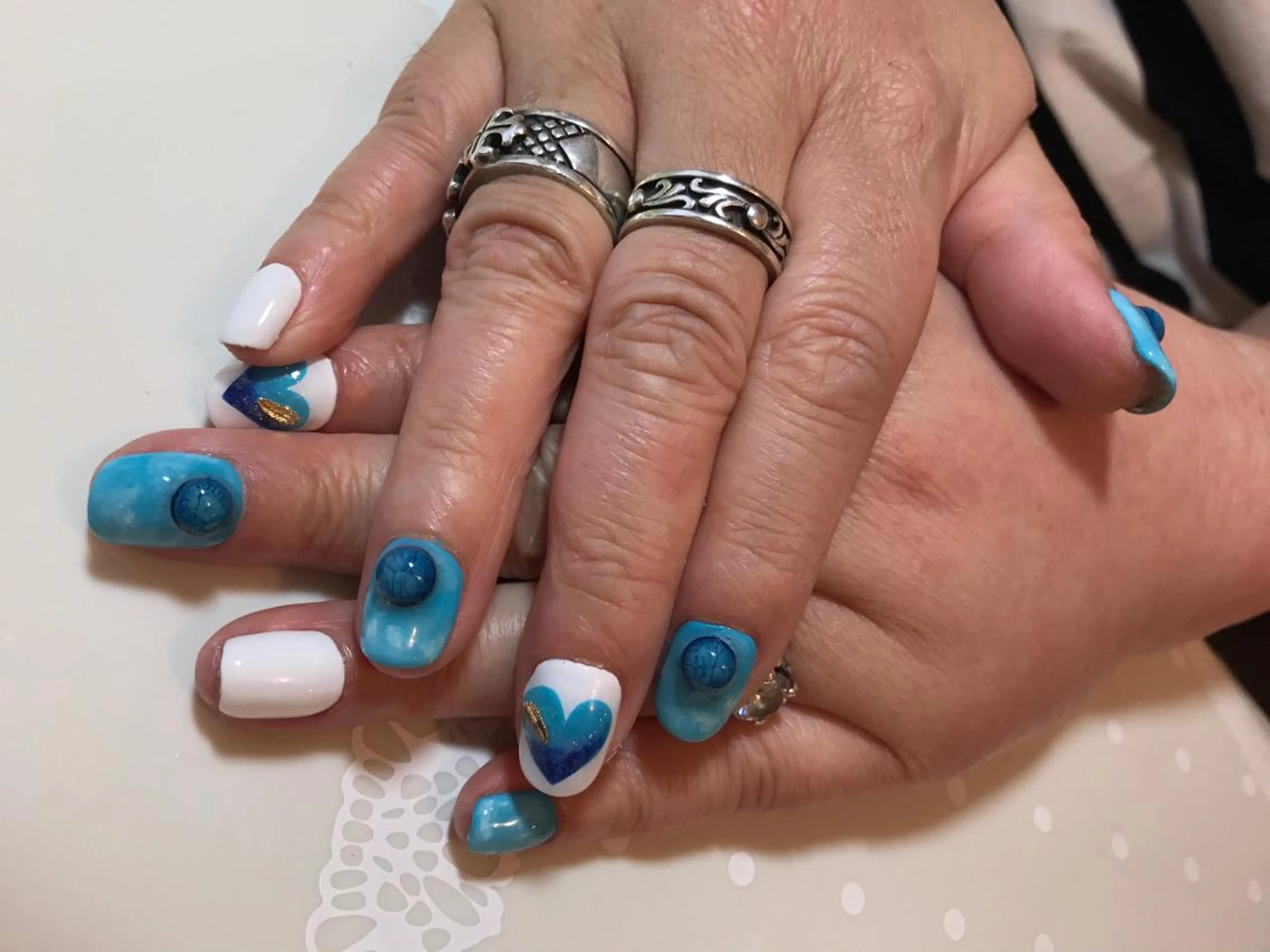 ネイル ブルー ホワイト atelier chic+所属・atelier chic+のネイルデザイン