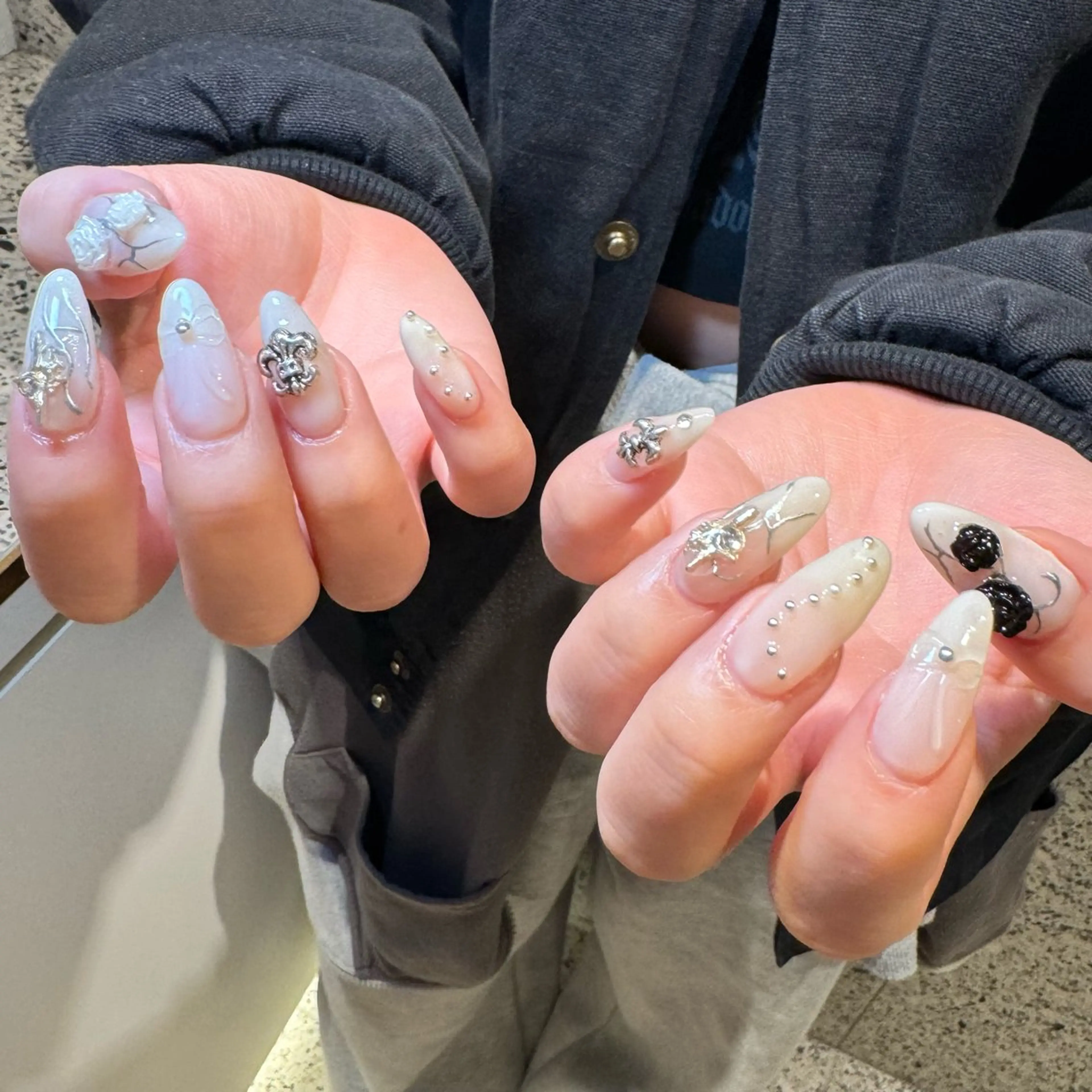 ネイル リボン ハンドネイル RIEKO🍒 ワンホン♡推しネイルのネイルデザイン