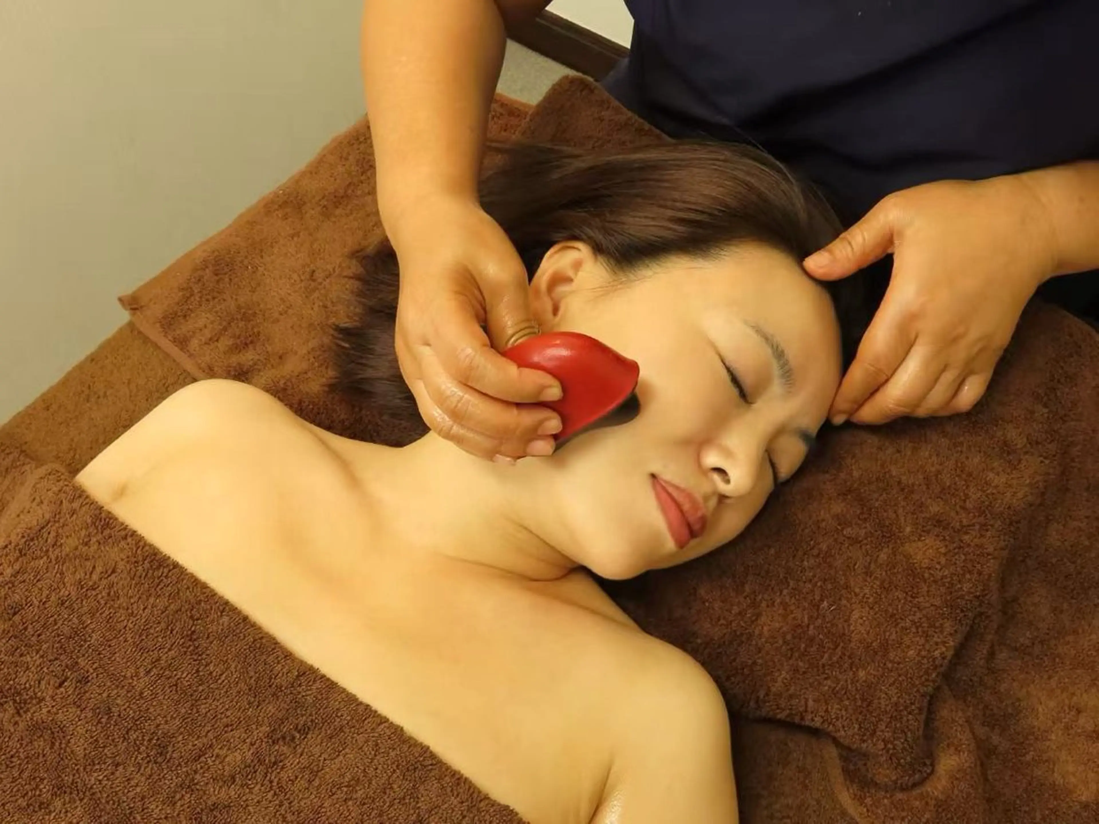 【横顏スッキリ美人】小顔コルギ+天然石カッサ+ヘッドスパ60分¥5390の写真