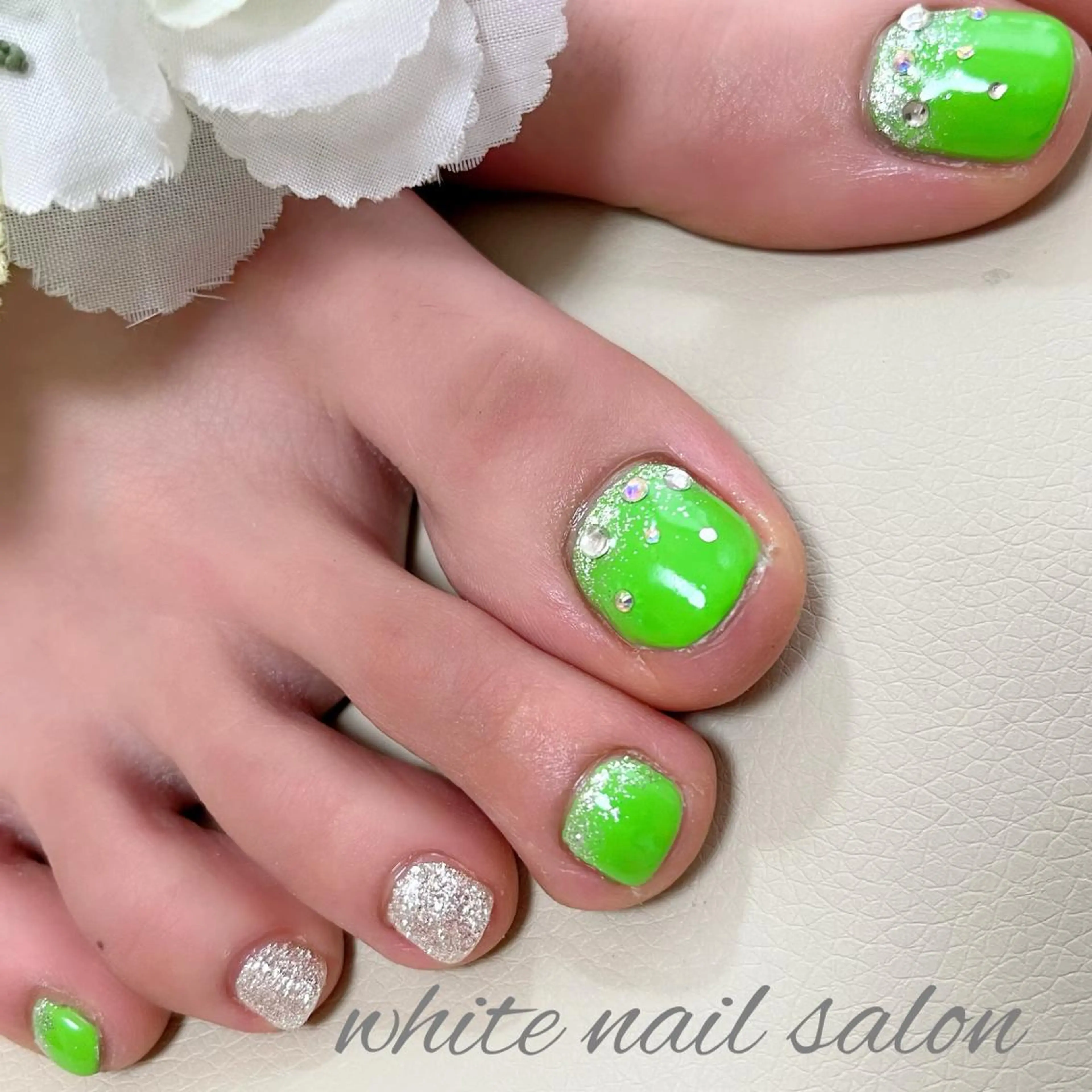 ネイル フットネイル ジェルネイル ハードジェル ラメ(グリッター) 持ち込み フットネイル white nail salonのネイルデザイン