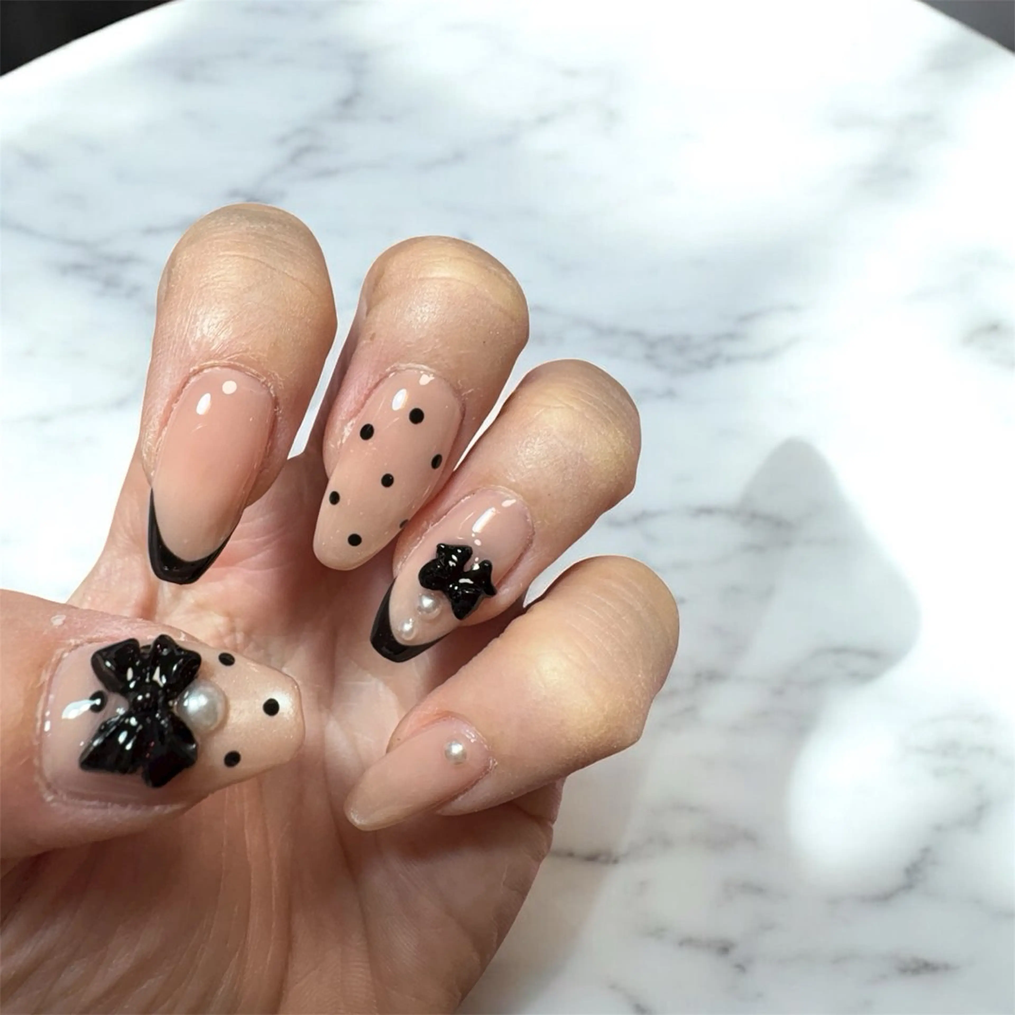 ネイル ドット マグネットネイル リボン ハンドネイル ✨韓国✨nail salonLumieのネイルデザイン