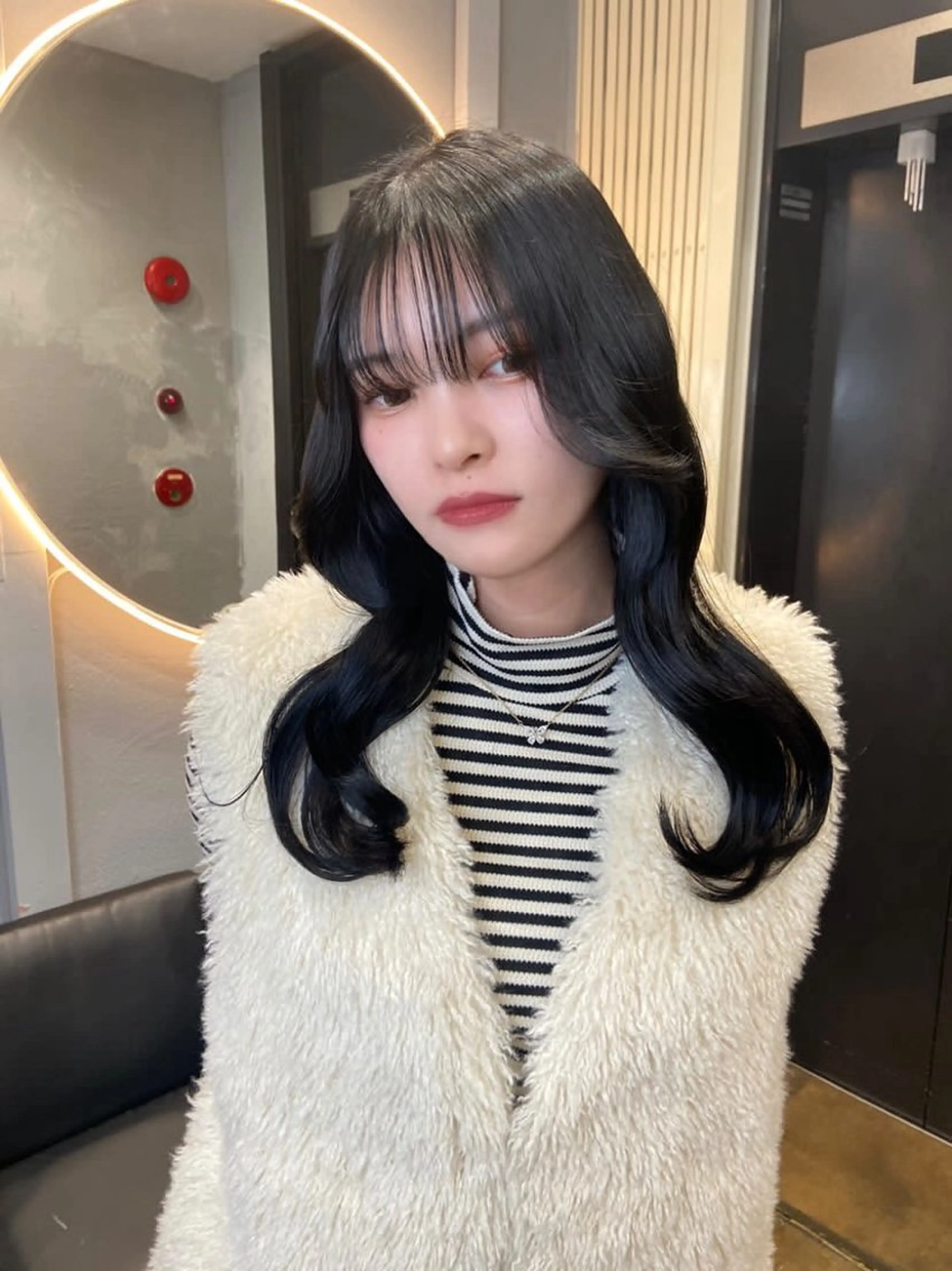 ロング カラー 黒髪 ブルーカラー ブルーブラック 韓国風ヘア TATSUブリーチ/ ミルクティーベージュのヘアスタイル