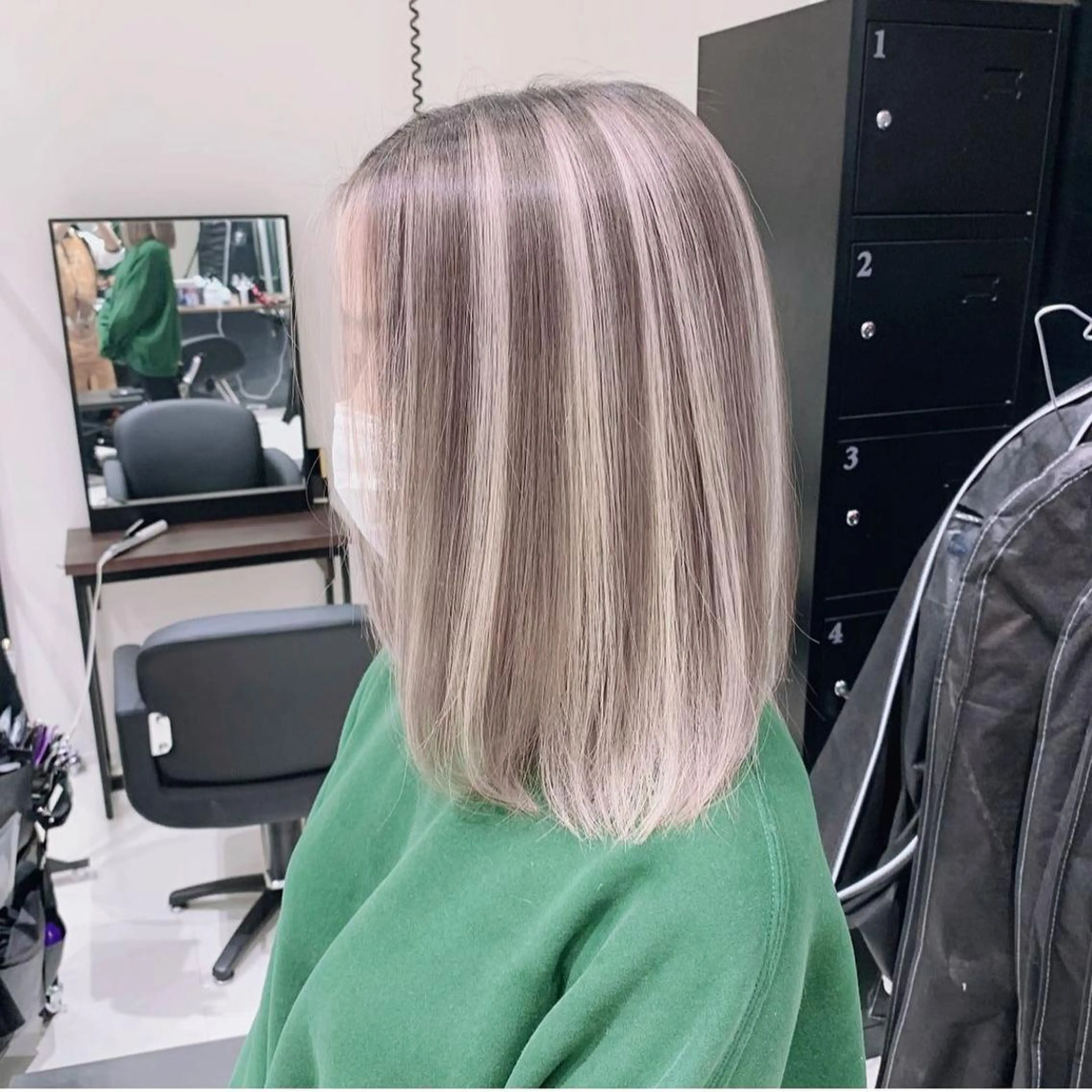 ミディアム カラー ハイライトカラー ハイライト 髪質改善 ヘアカラー オフホワイトアンドなんば所属・福西 洋斗のヘアスタイル