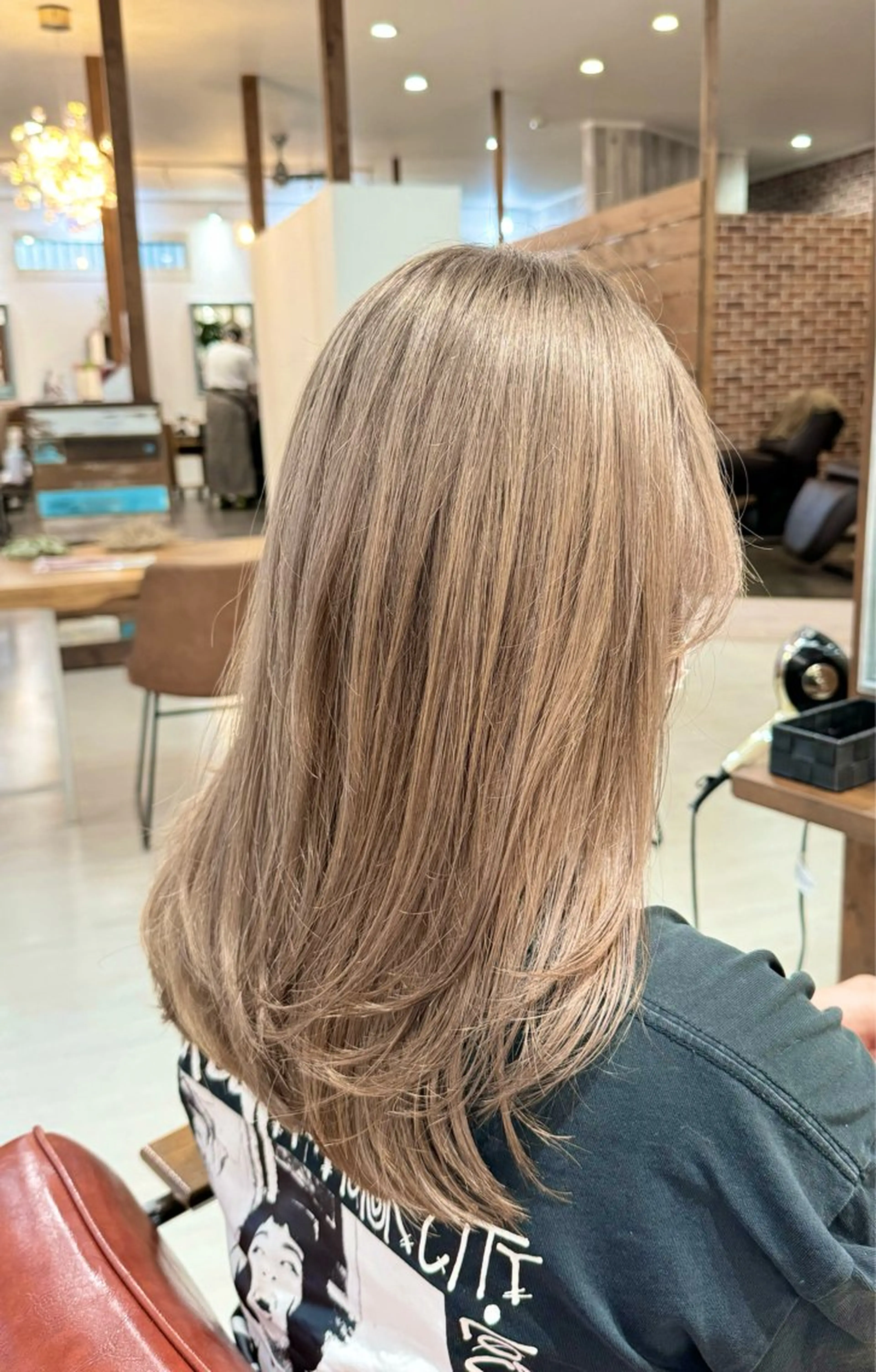 セミロング カラー ベージュカラー ハイトーンカラー ハイトーンベージュ Salon de Qualia(サロンドクオリア)所属・杉下　涼/ハイトーン /髪質改善/パーマのヘアスタイル