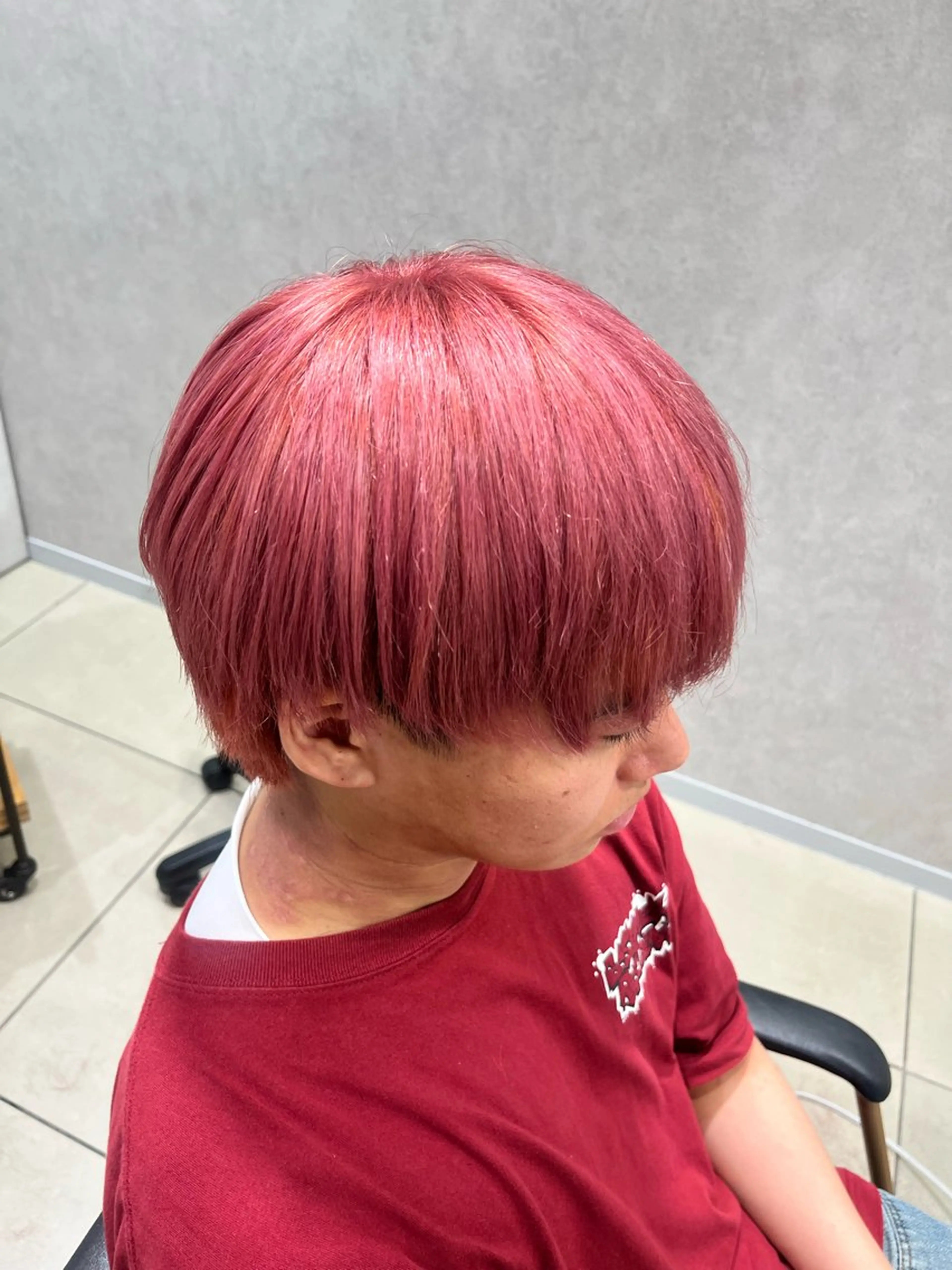 カラー メンズ メンズブリーチ センターパート 学生（メンズ向け） メンズウルフカット ブリーチ カット ヘアカラー 巖本 真希のヘアスタイル