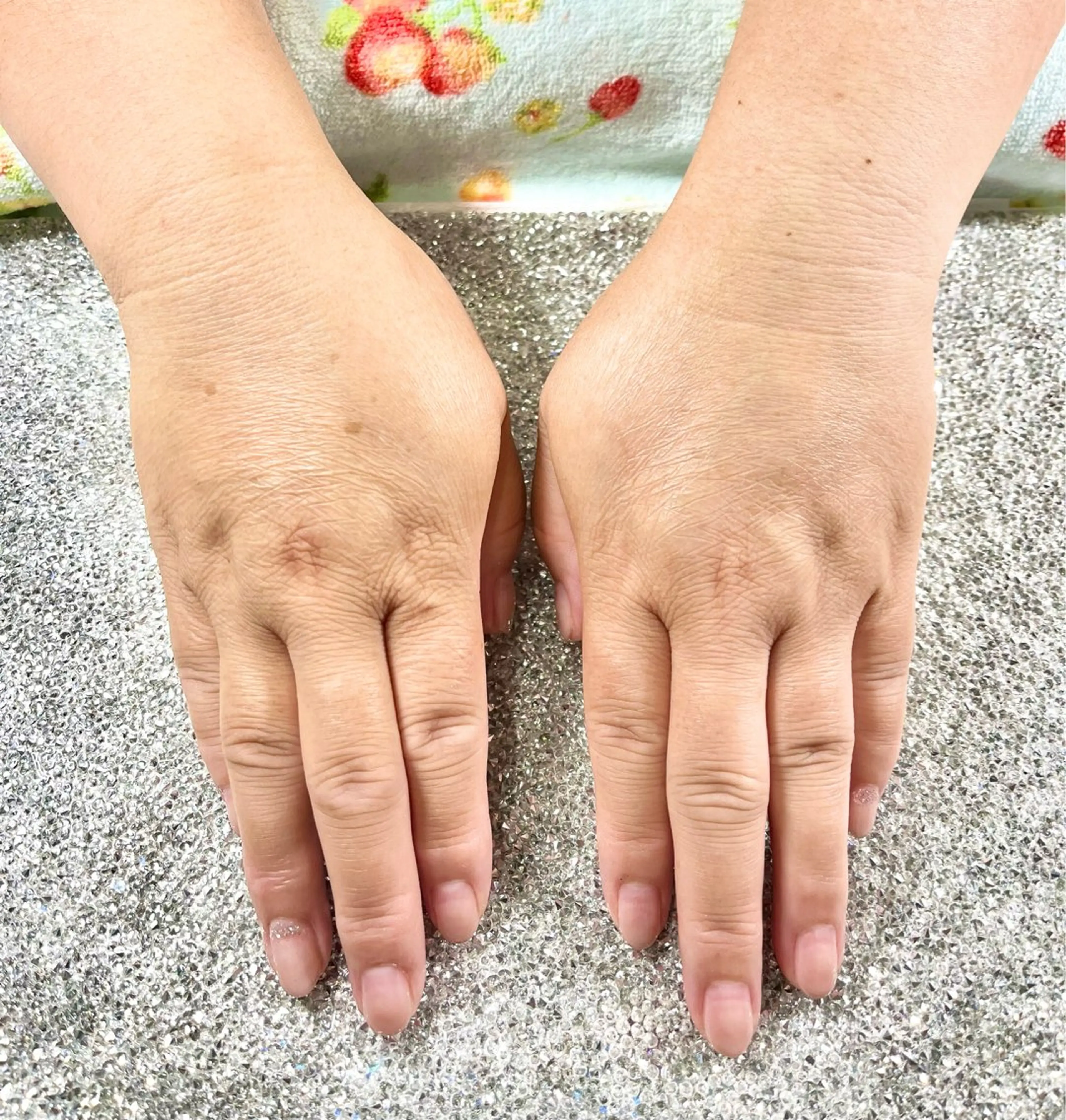 ネイル グラデーション ラメ(グリッター) ピンク ピンクベージュ シルバー ハンドネイル Tairacchi ﾀｲﾗｯﾁのエステ・リラクイメージ