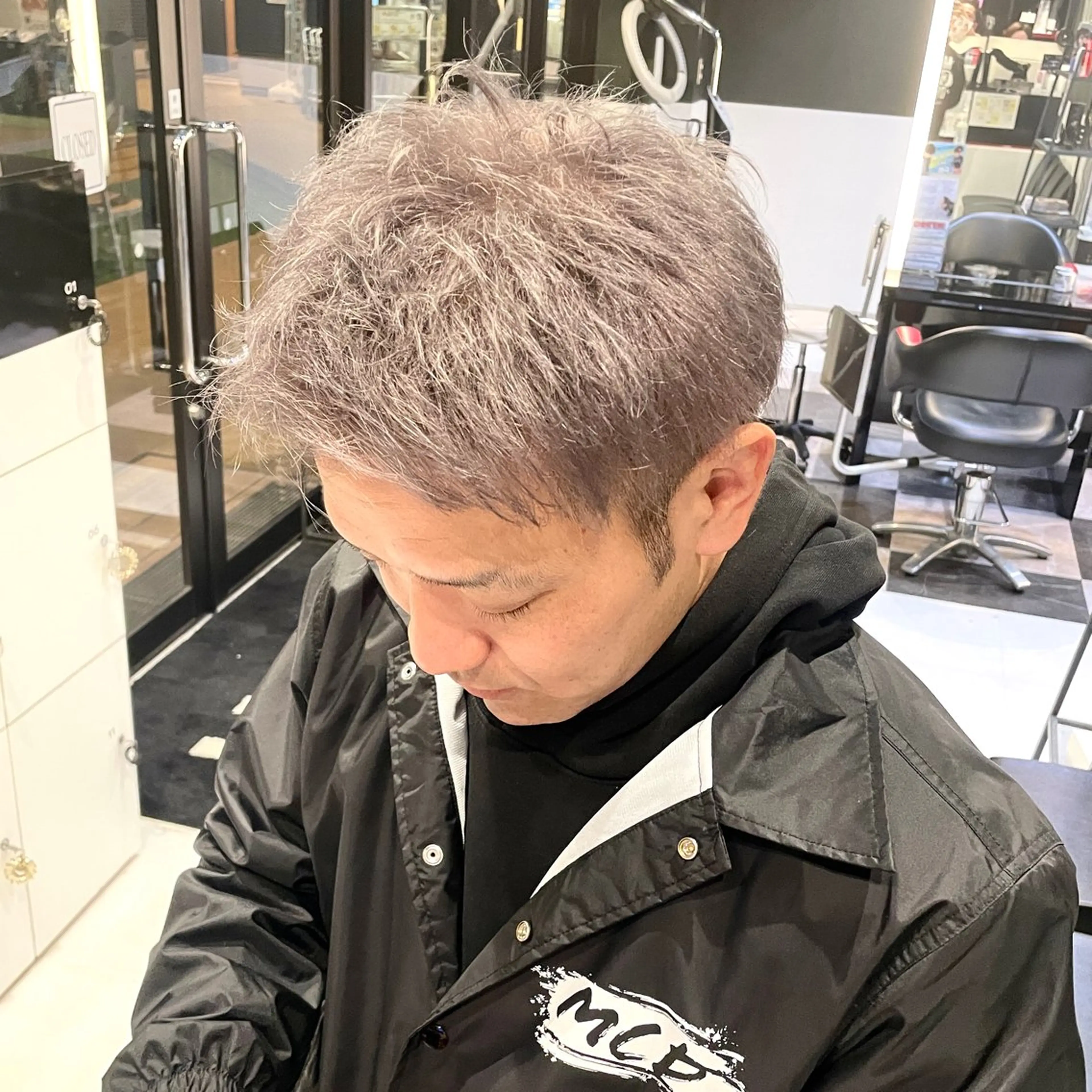 ショート カラー メンズ メンズブリーチ アッシュ ベージュカラー ブリーチ カット ヘアカラー メンズヘア特化 崎田 成人のヘアスタイル