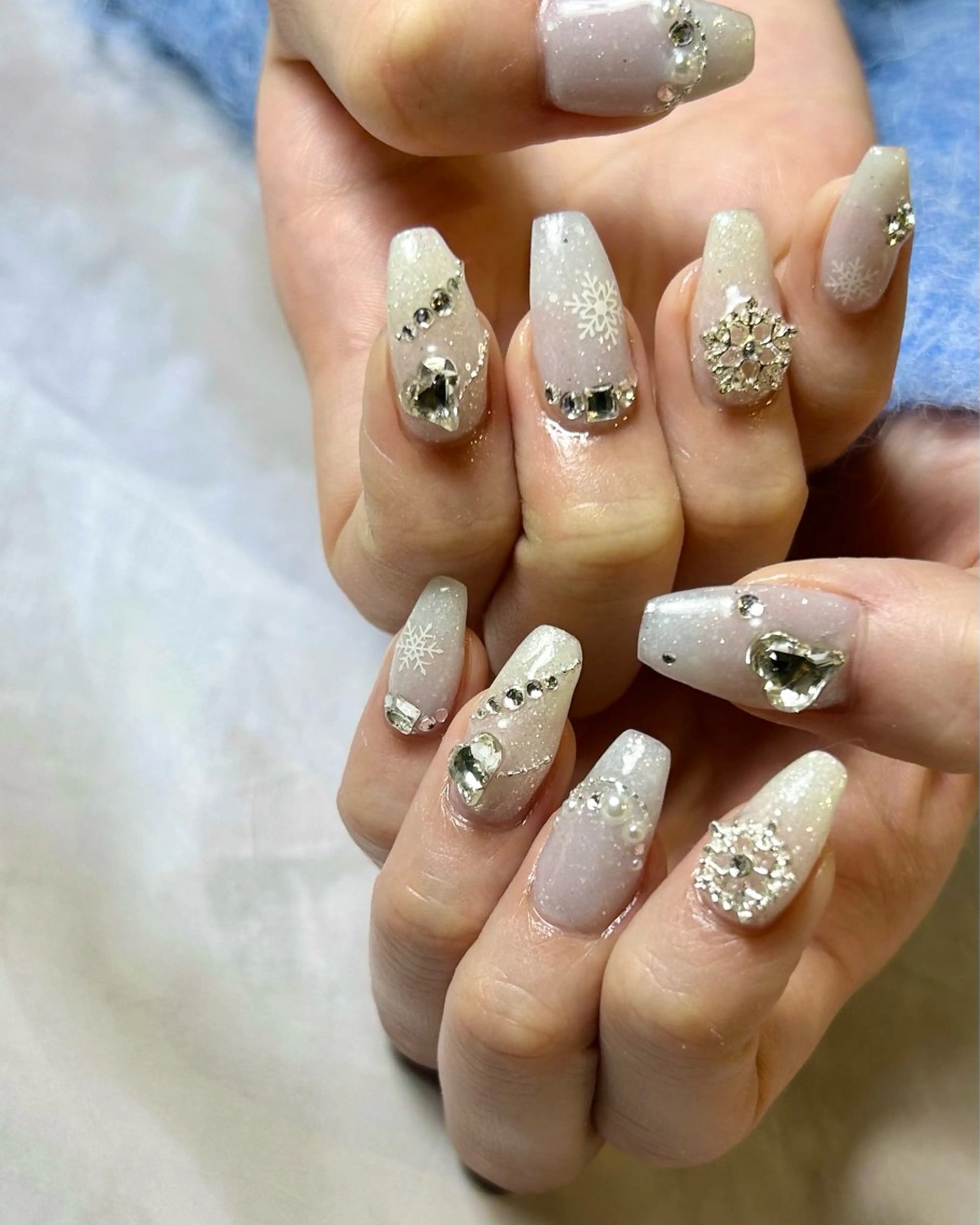 ネイル ブルー キラキラネイル 持ち込み ストーンネイル ホワイト ハンドネイル Reflection marikoのネイルデザイン