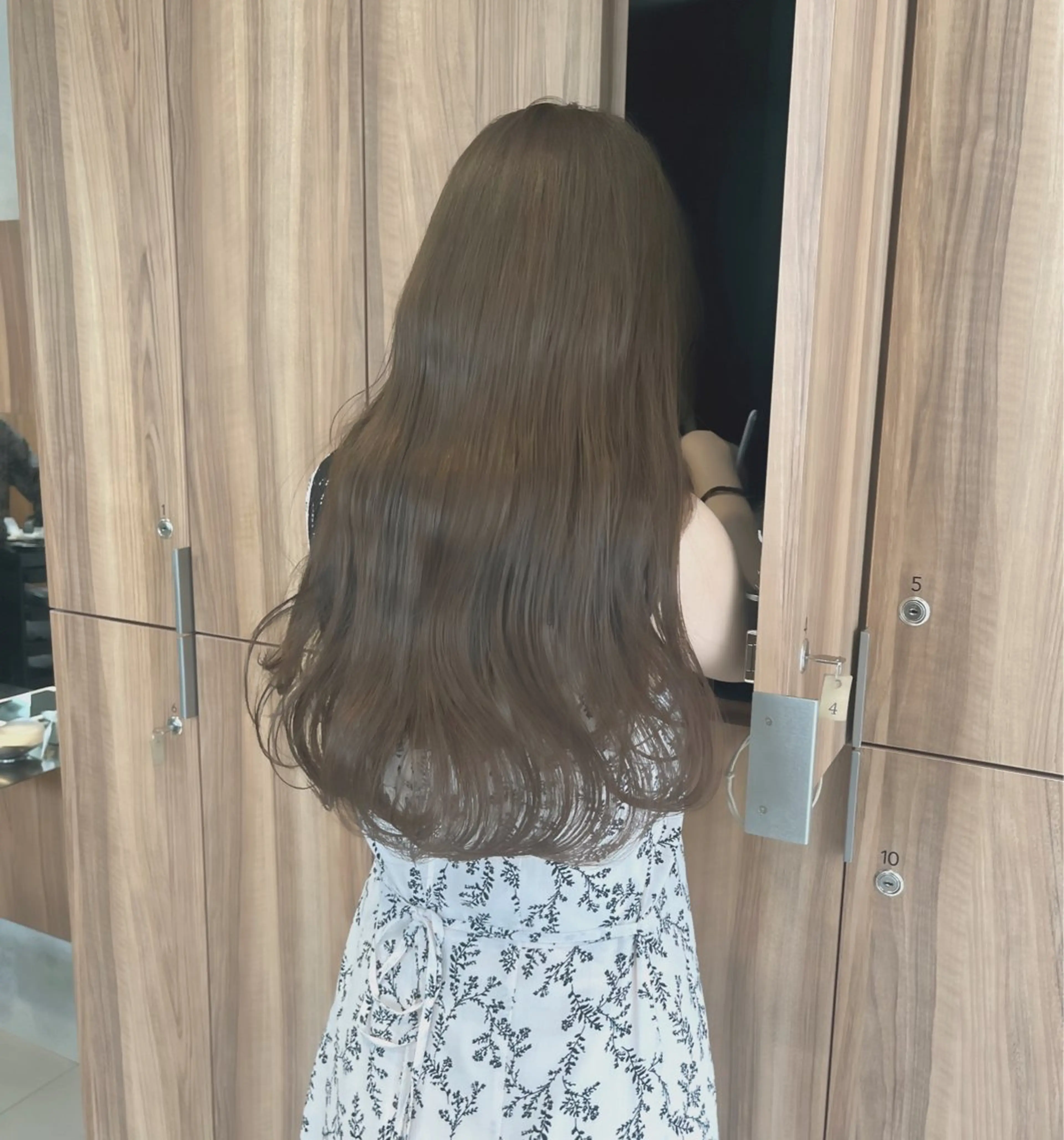 ロング カラー ベージュカラー オリーブベージュ ブリーチなし 寒色カラーのヘアスタイル