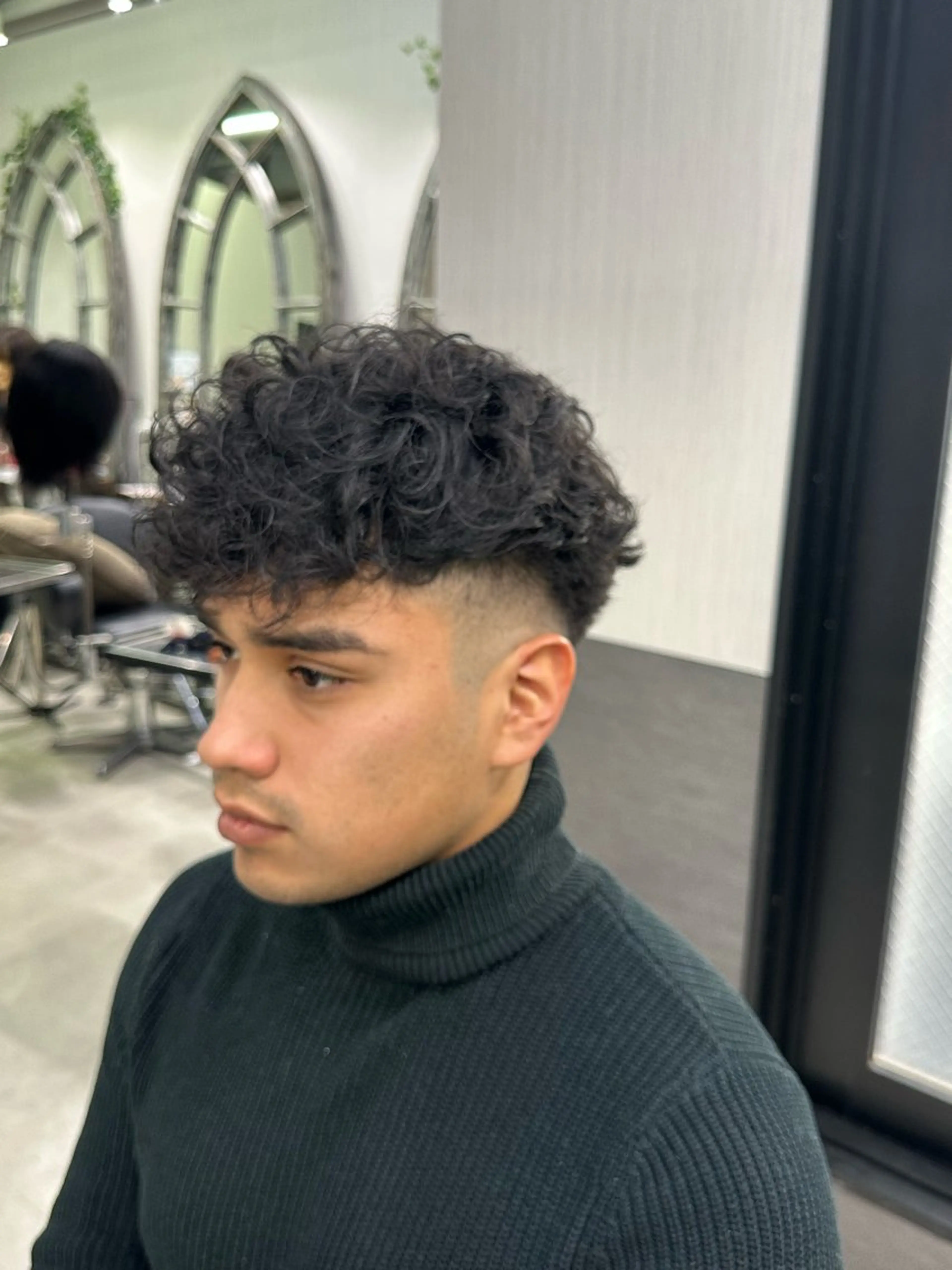 ショート パーマ メンズ フェードカット スキンフェード スペインカール SHUHEY💎 髪質改善✨のヘアスタイル