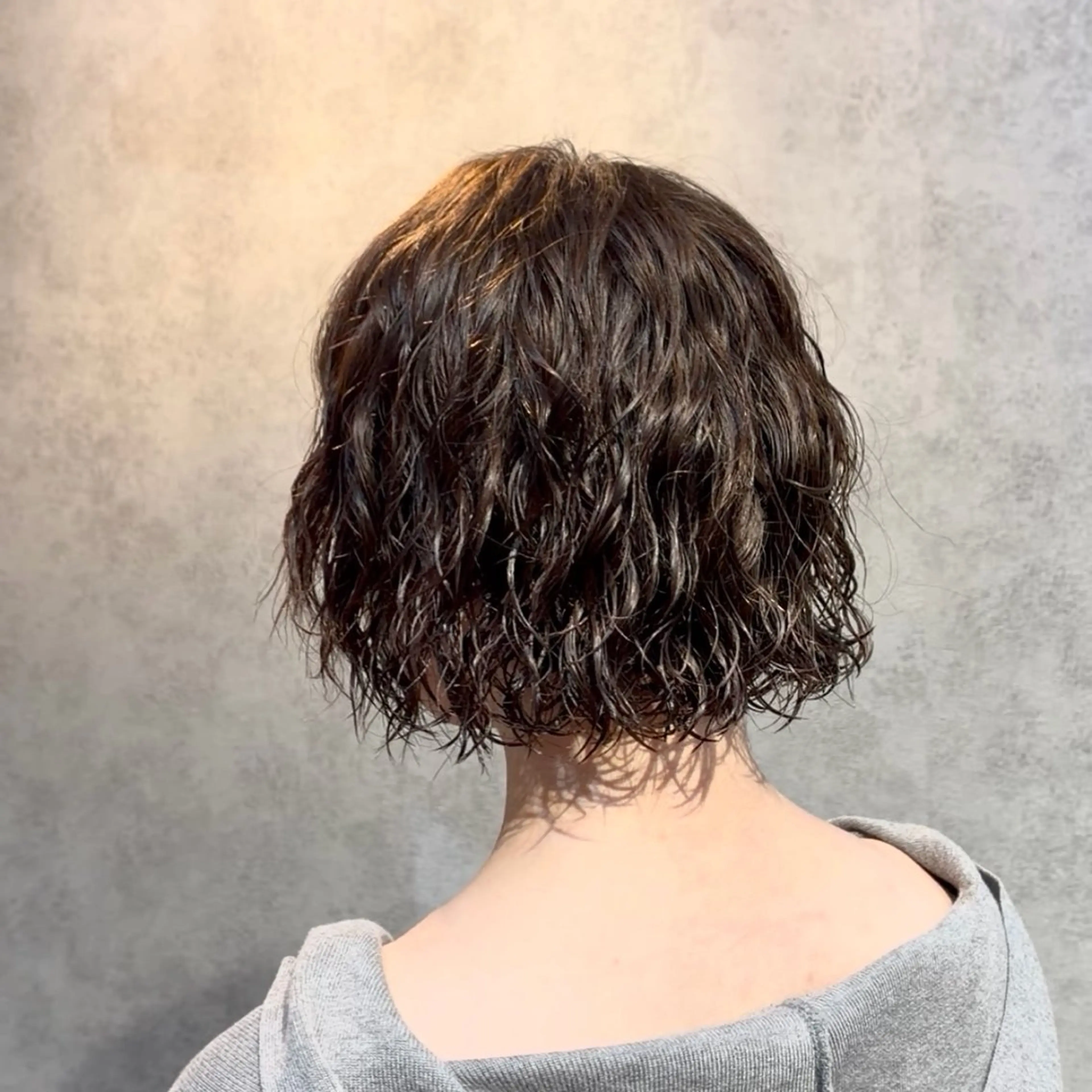 ショート パーマ ボブ 顔まわりレイヤー 顔周りカット レイヤーカット カット パーマ トリートメント ボブ/プツッとボブ/ 暖色カラー/モエのヘアスタイル