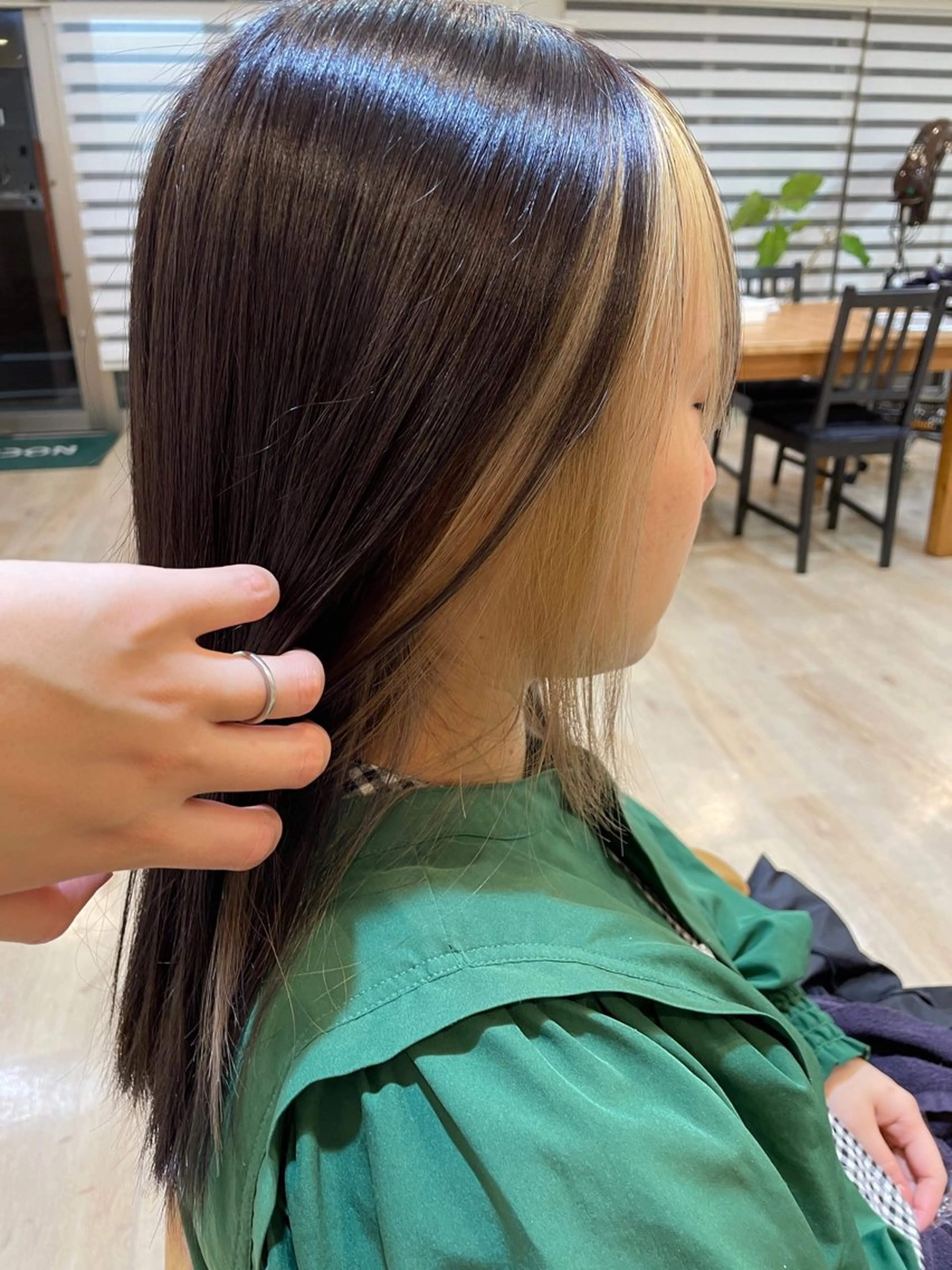 ミディアム カラー ミストバング デザインカラー イヤリングカラー フェイスフレーミング インナーカラー UTSUGI所属・ブリーチ無し透明感 ケアカラー🌿かなみのヘアスタイル