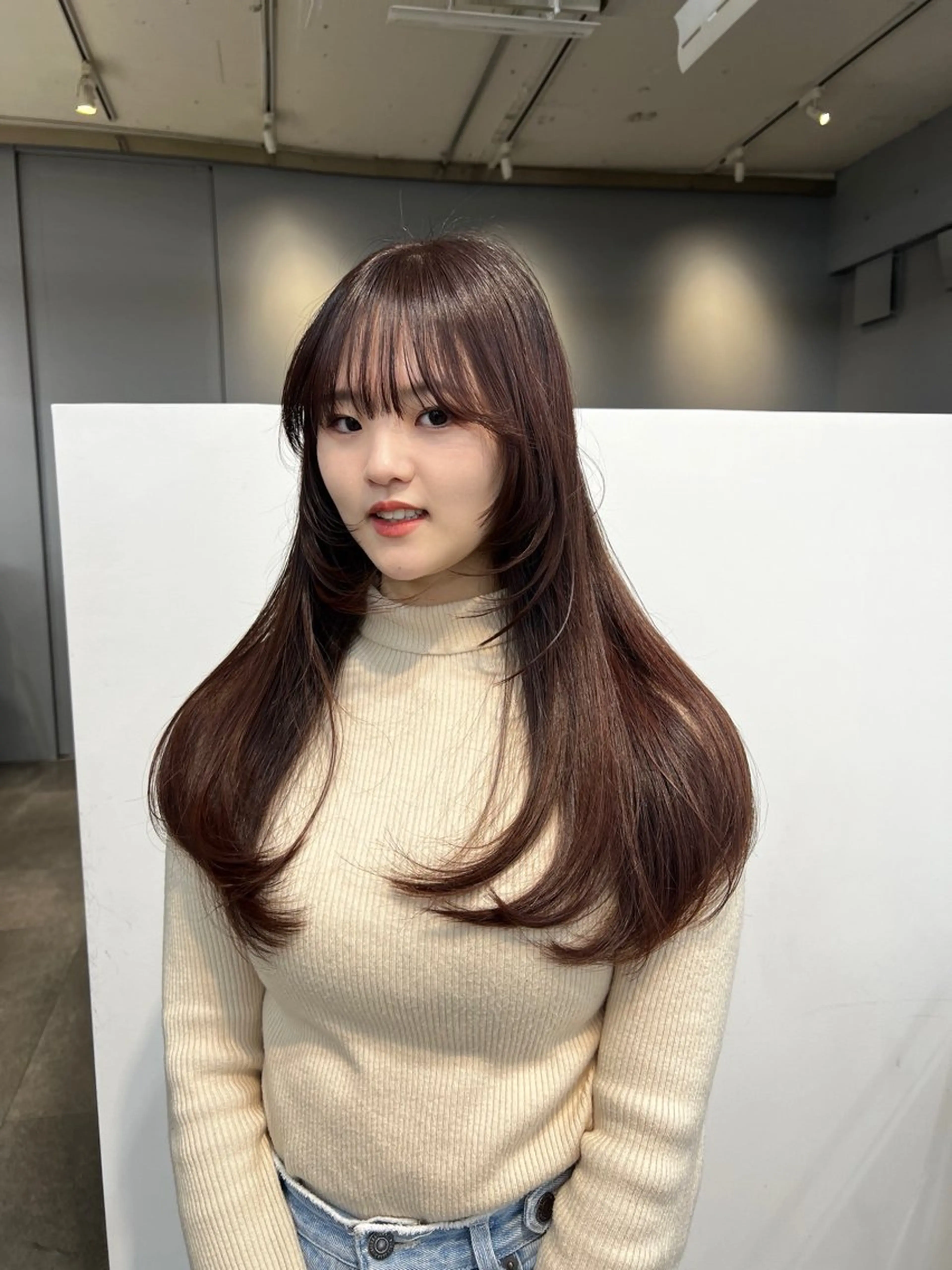 ロング カラー ブラウンカラー ピンクカラー ピンクブラウン 顔まわりレイヤー レイヤーカット カット ヘアカラー トリートメント ヘッドスパ ヘアセット 柔らかブラウン/顔周 りレイヤー♡ユウシのヘアスタイル